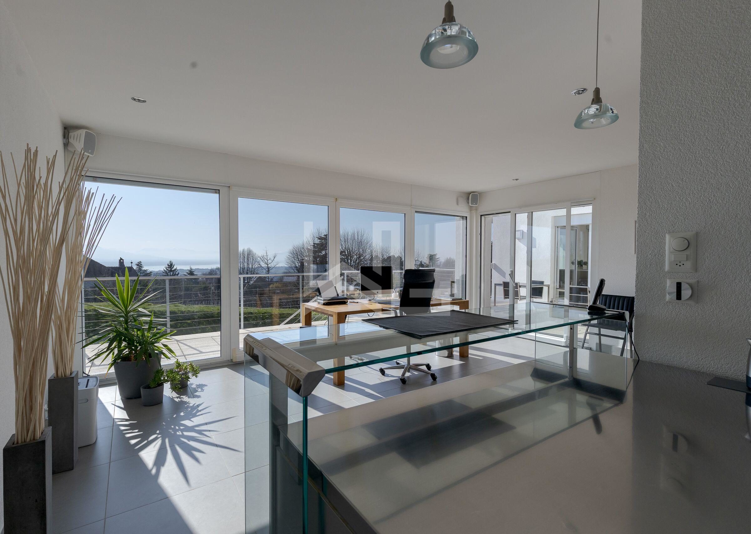 Heller, moderner Arbeitsbereich mit Glasfront