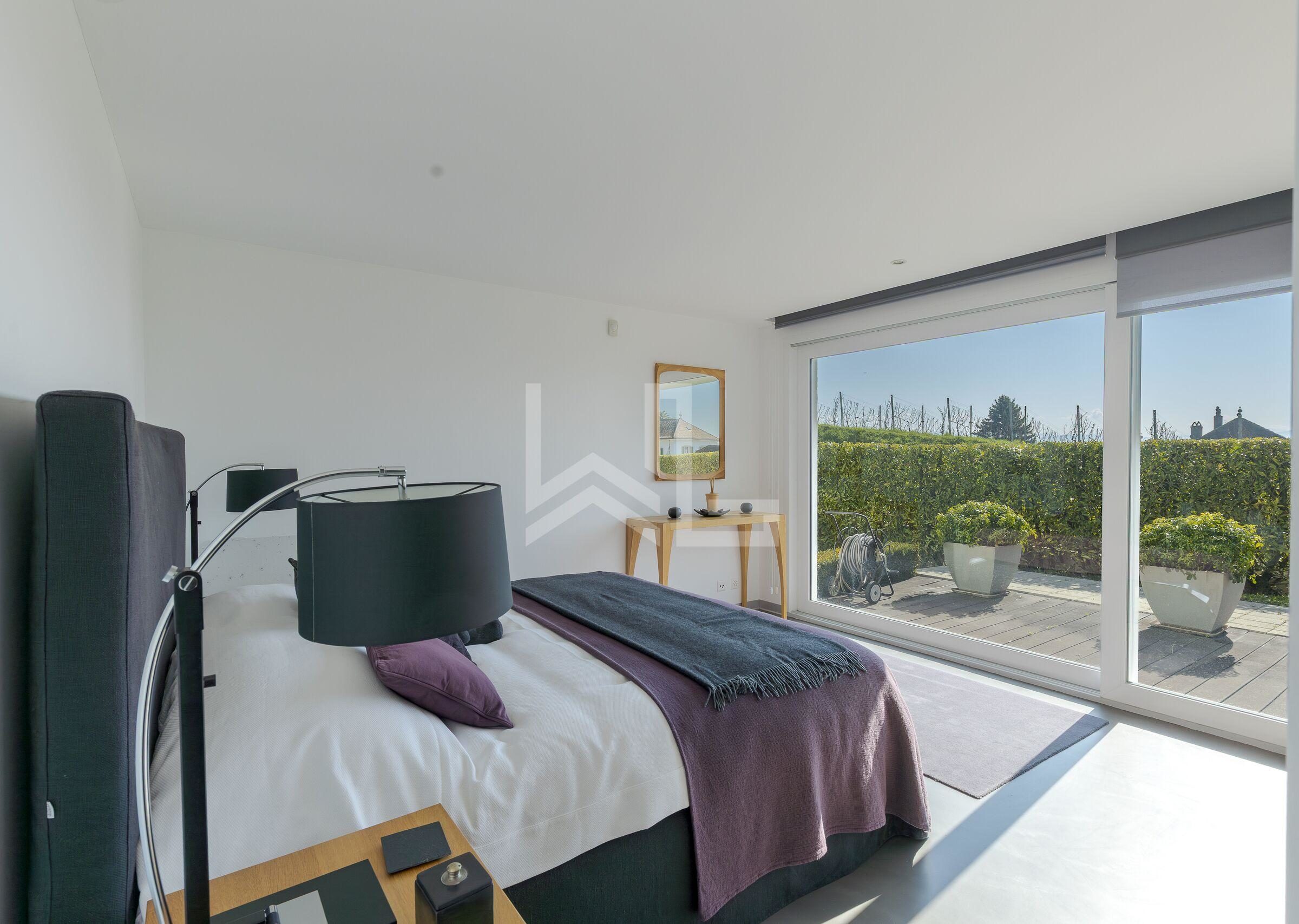 Helles Schlafzimmer mit großer Fensterfront