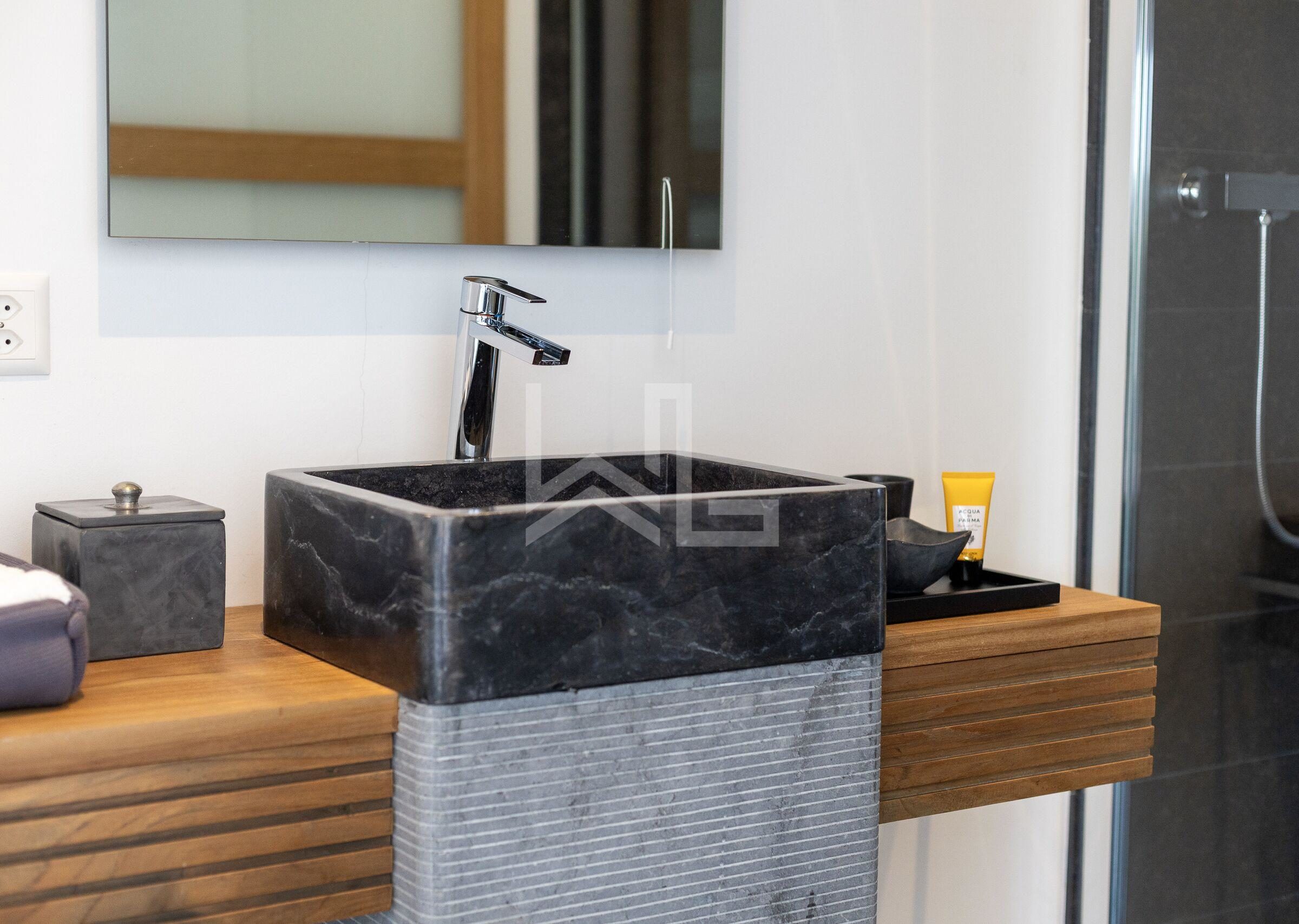 Modernes Badezimmer mit Waschtisch und Dusche