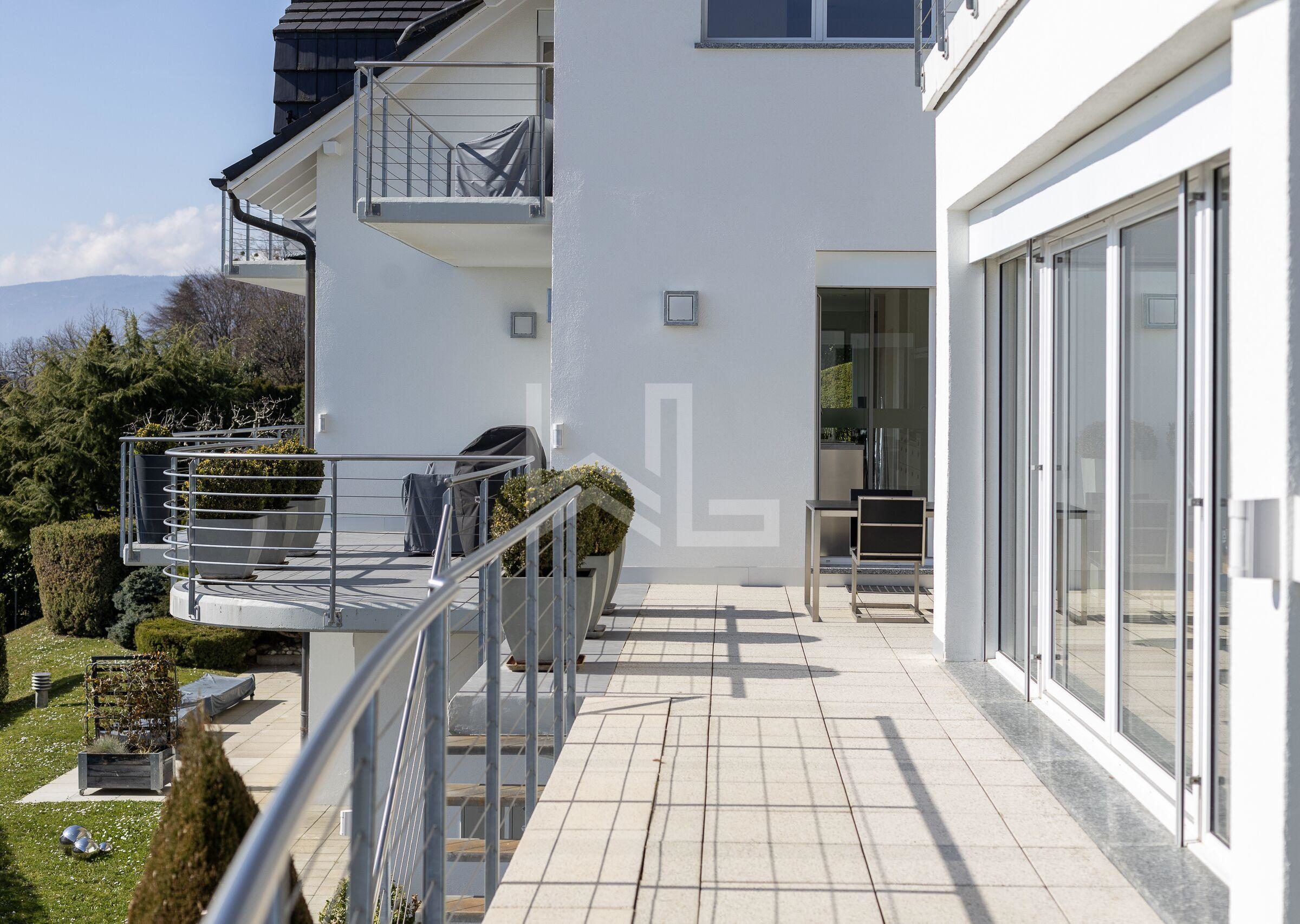 Moderne Dachterrasse mit Blick ins Grüne