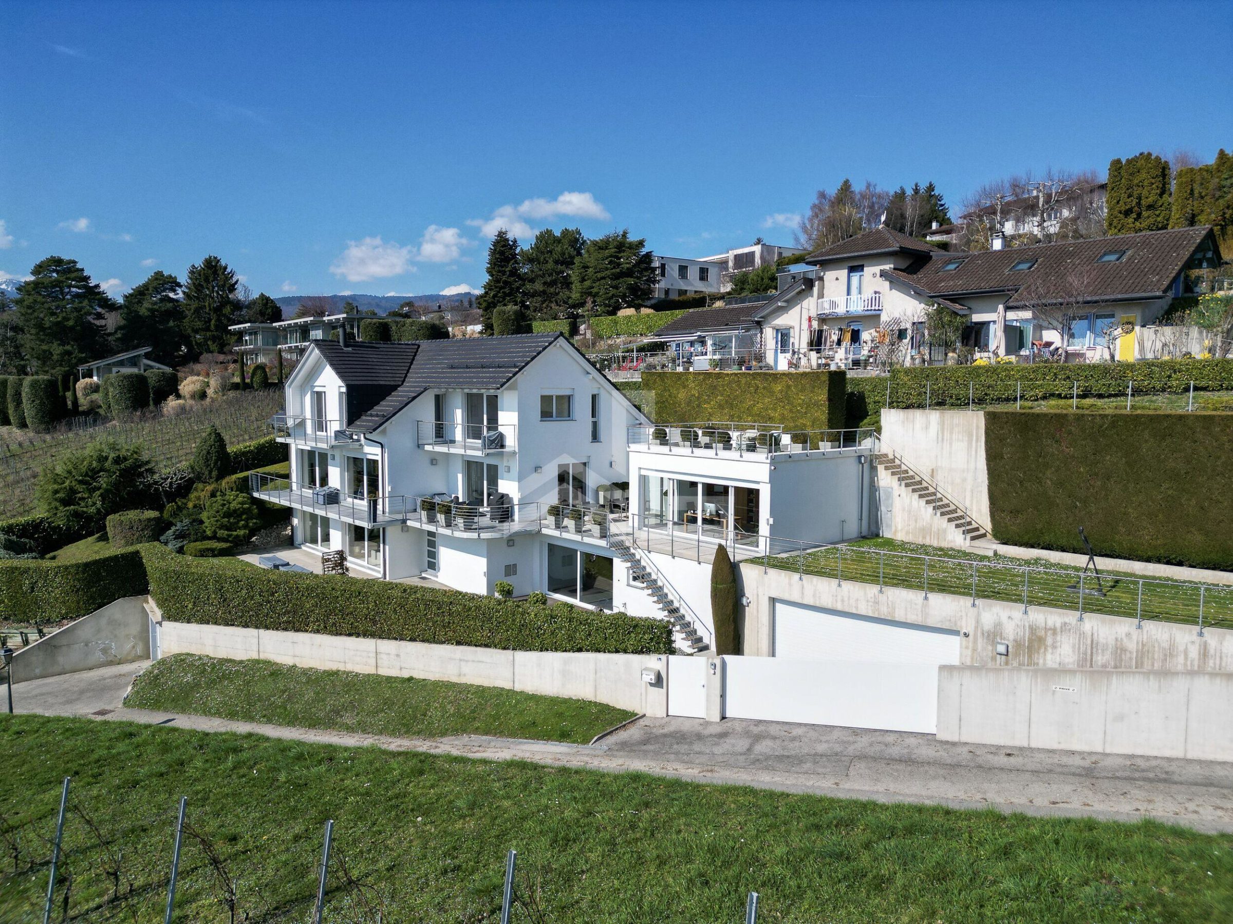 Moderne Villenansicht mit Terrassen und Hanglage