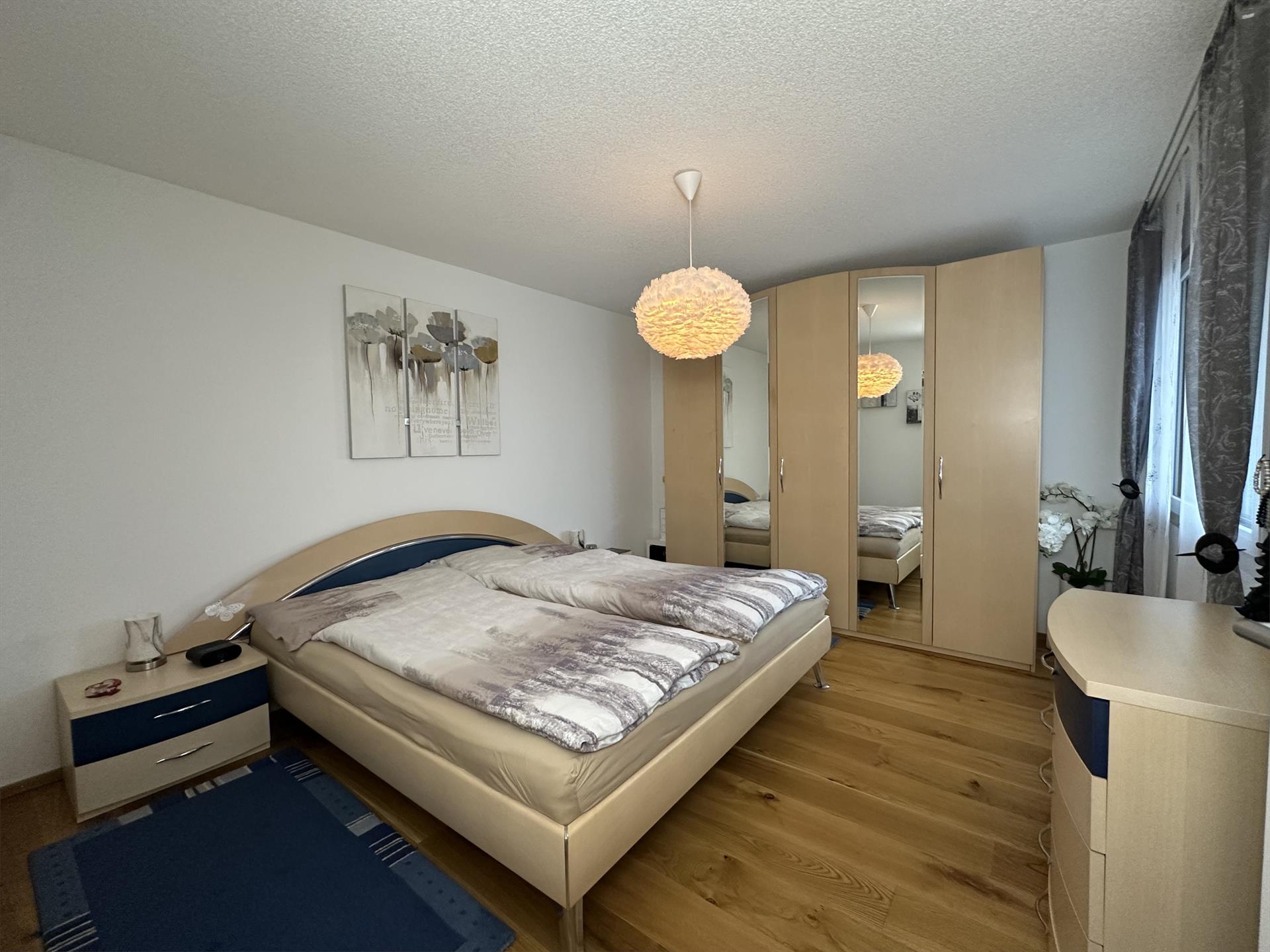 Schlafzimmer mit Doppelbett und Kleiderschrank