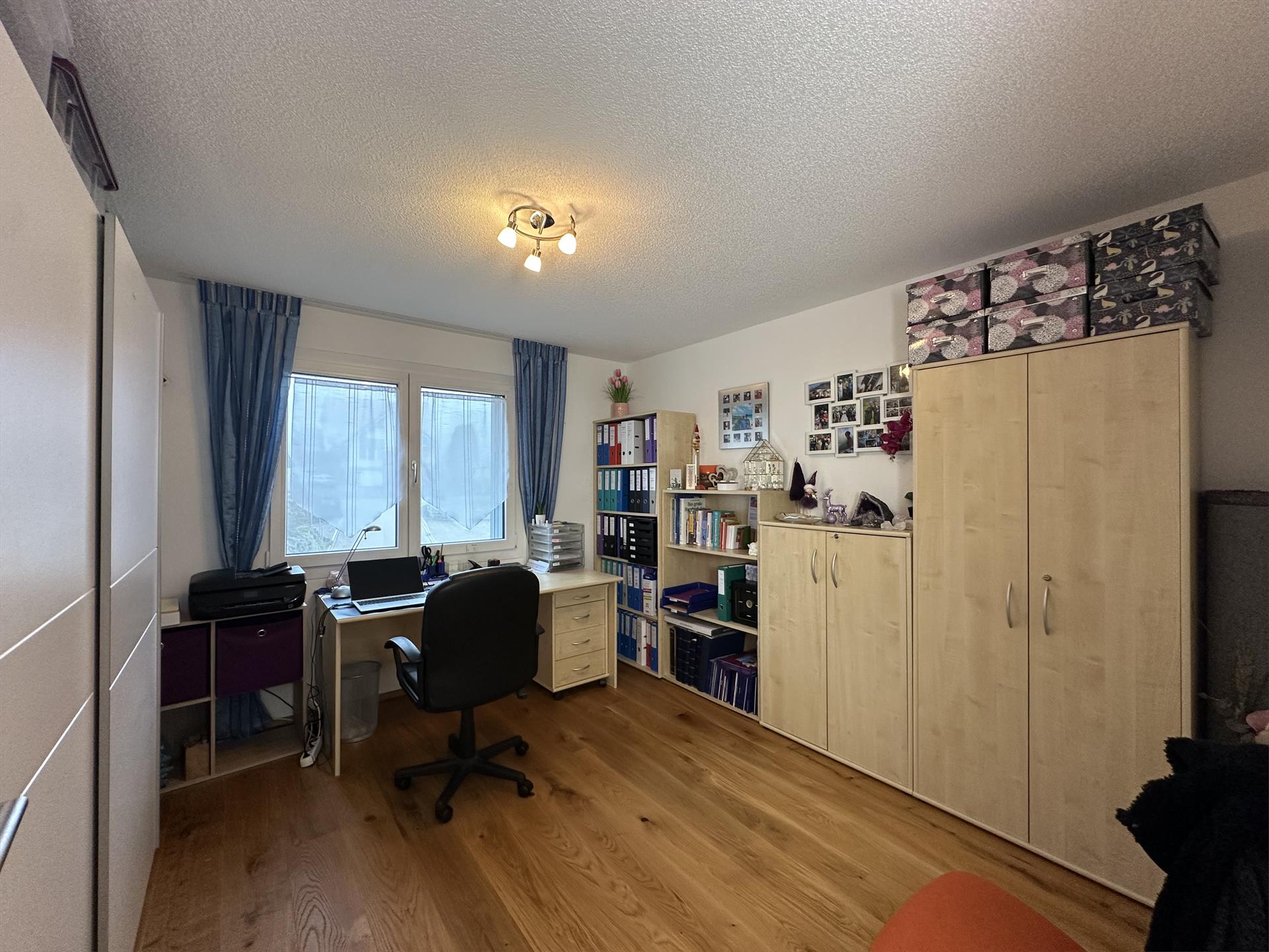 Arbeitszimmer mit Schreibtisch und Stauraum