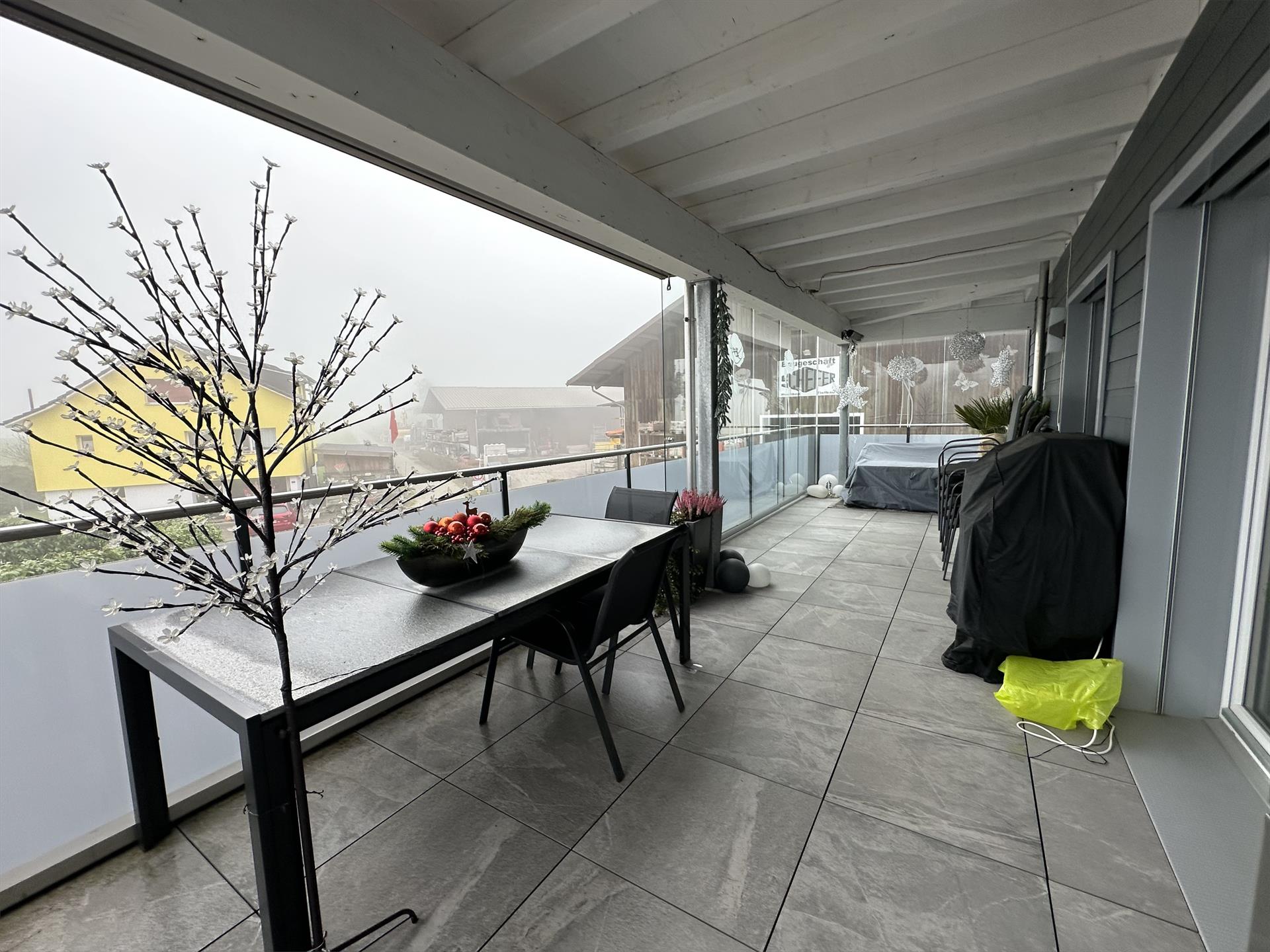Überdachte Terrasse mit Blick ins Nebellicht