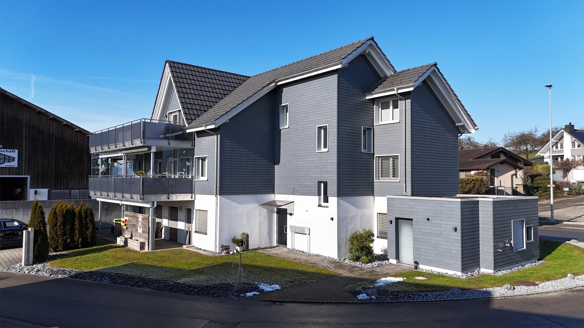 Modernes Einfamilienhaus mit Balkon