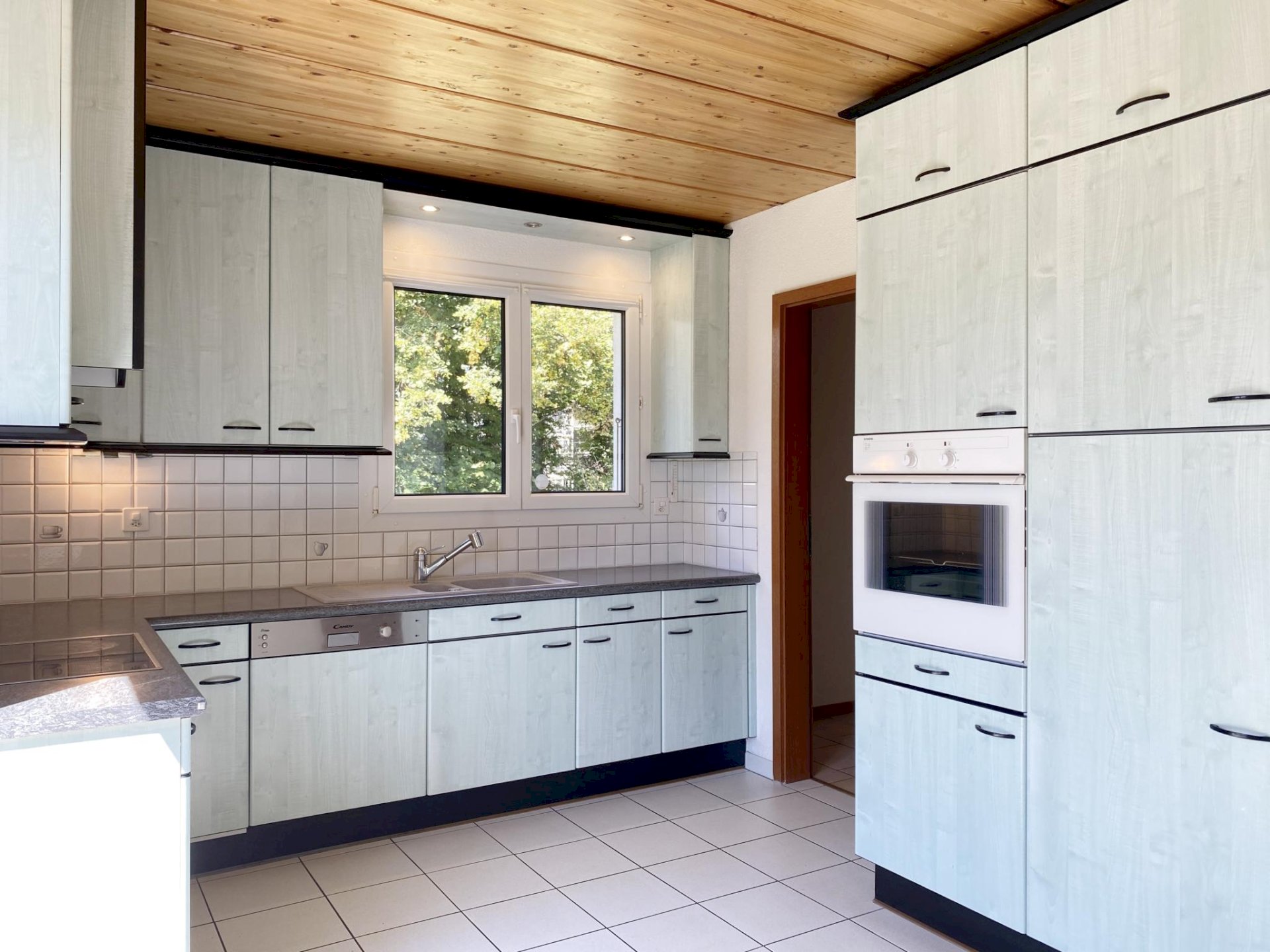 Helle Küche mit Holzdecke