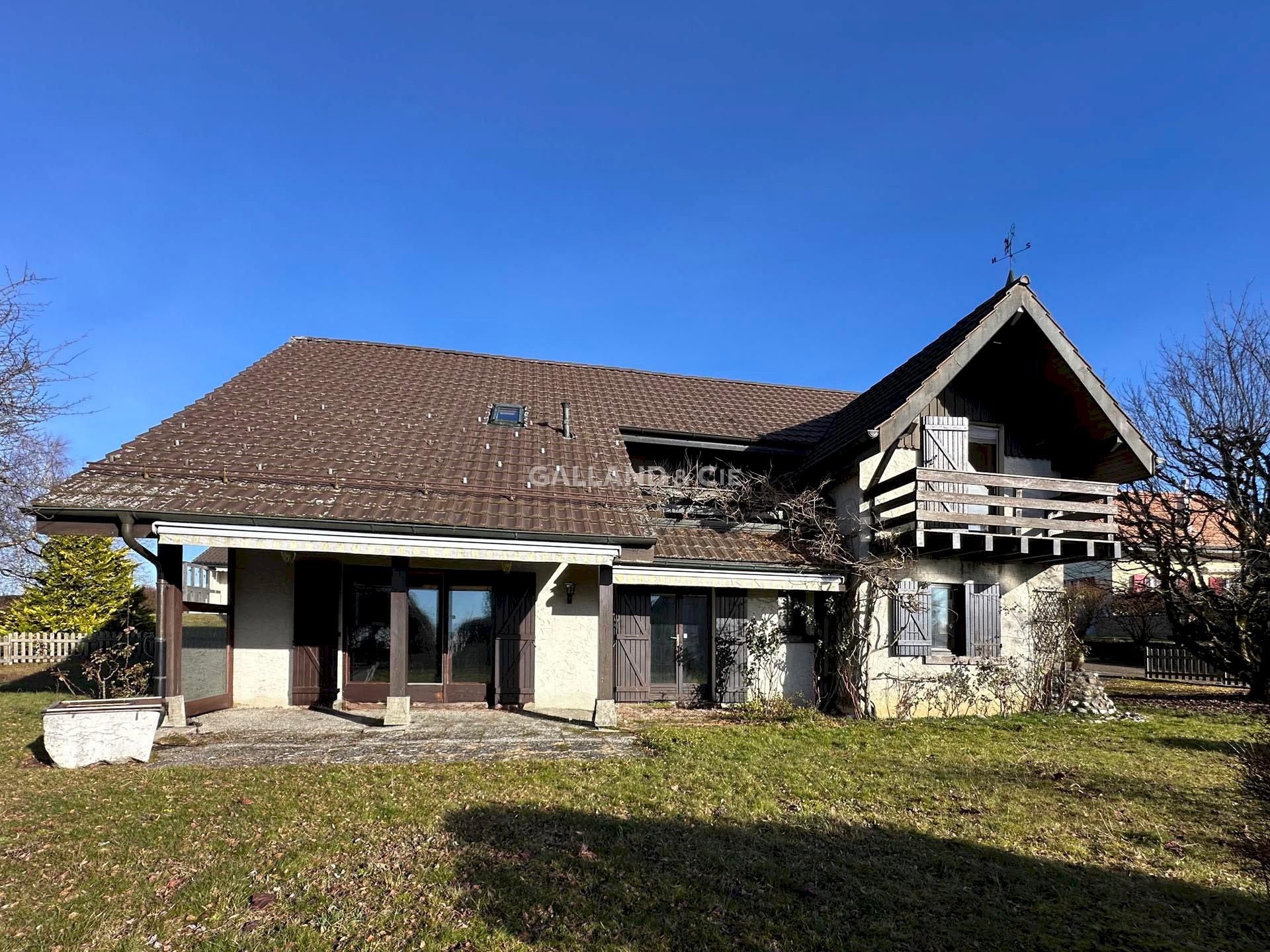 Landhaus mit großem Satteldach und Balkon
