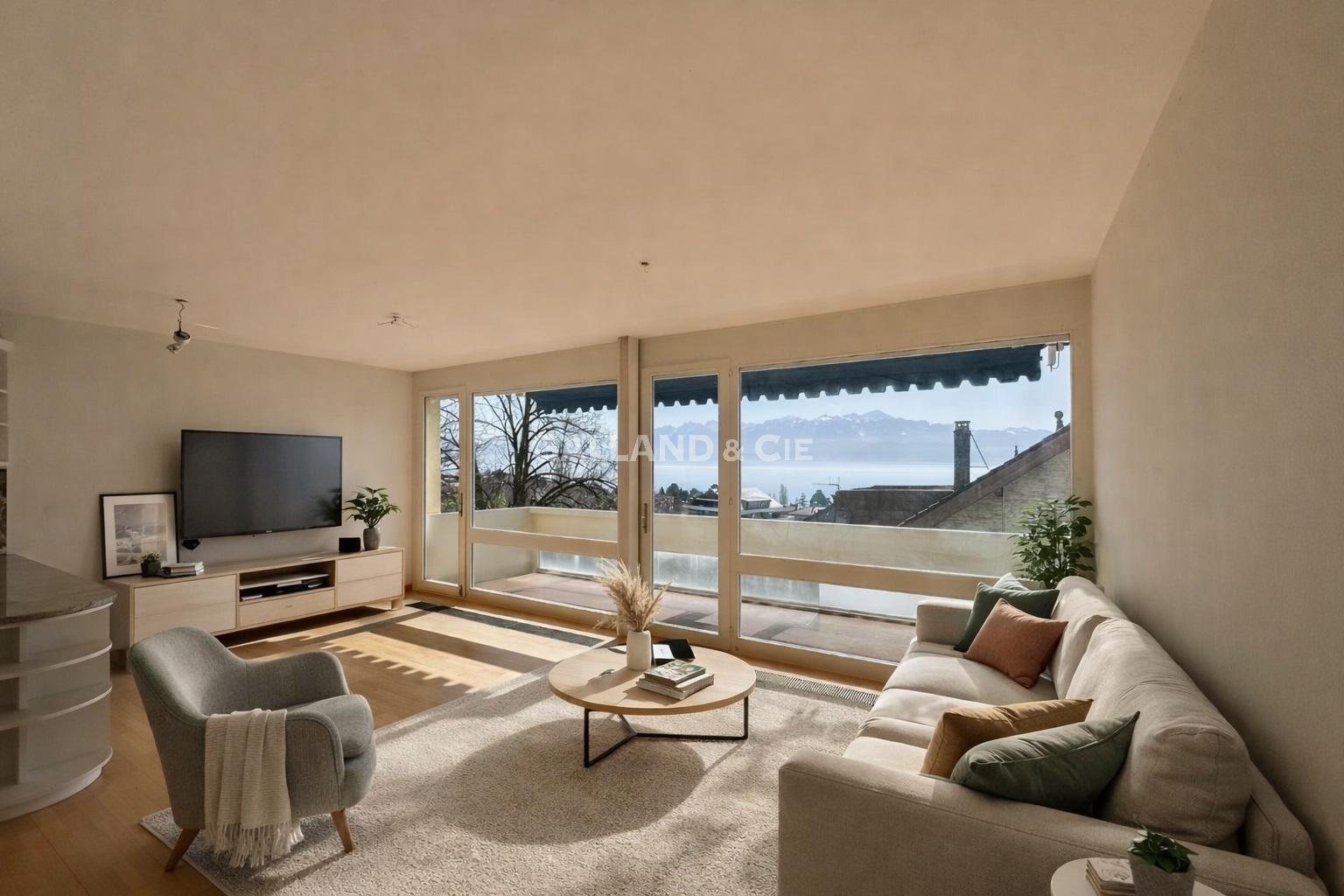 Helles Wohnzimmer mit Seeblick