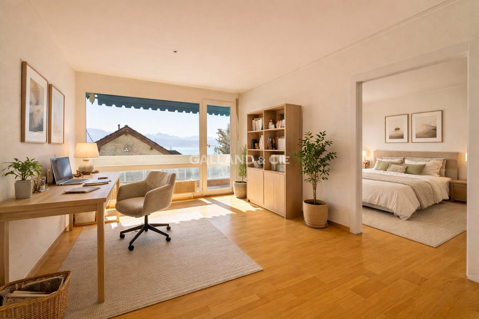 Heller Wohn-/Arbeitsraum mit Blick ins Schlafzimmer