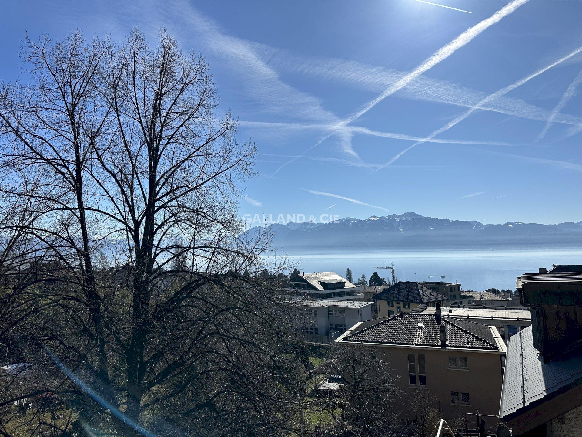 Seeblick über Dächer