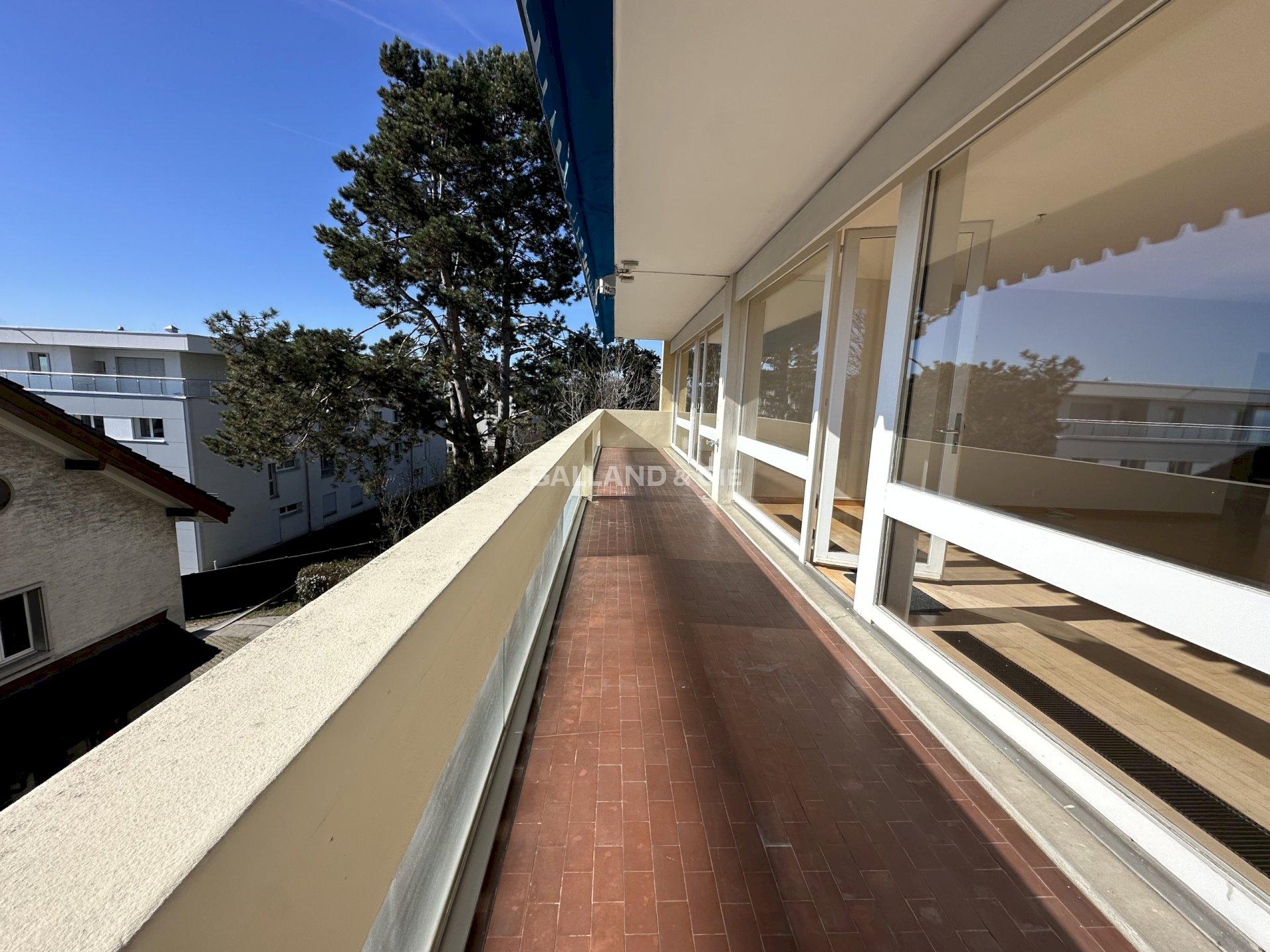 Balkon mit Blick auf Wohnanlage