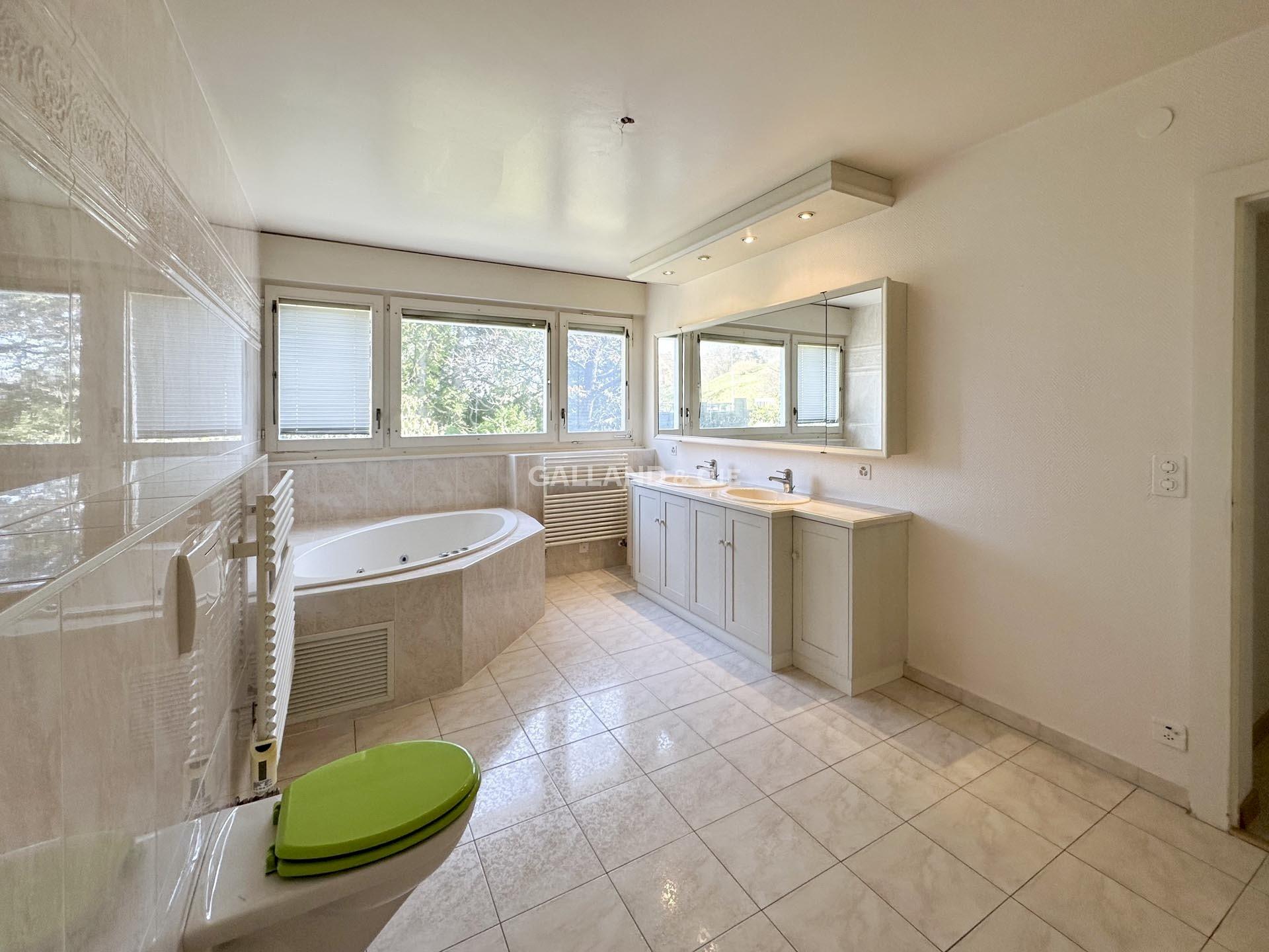 Helles Badezimmer mit Doppelwaschtisch und Badewanne