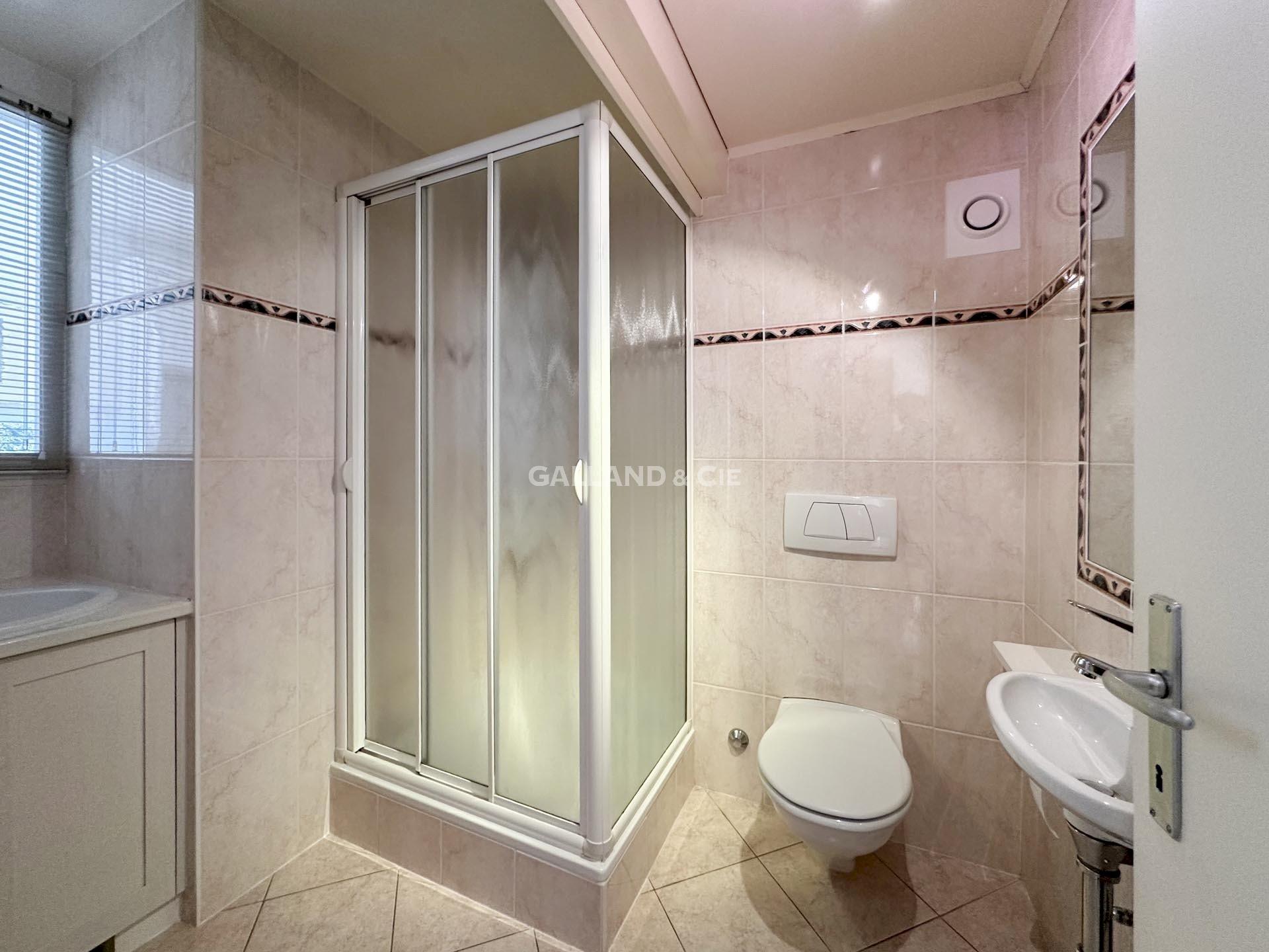 Modernes Badezimmer mit Duschkabine und WC