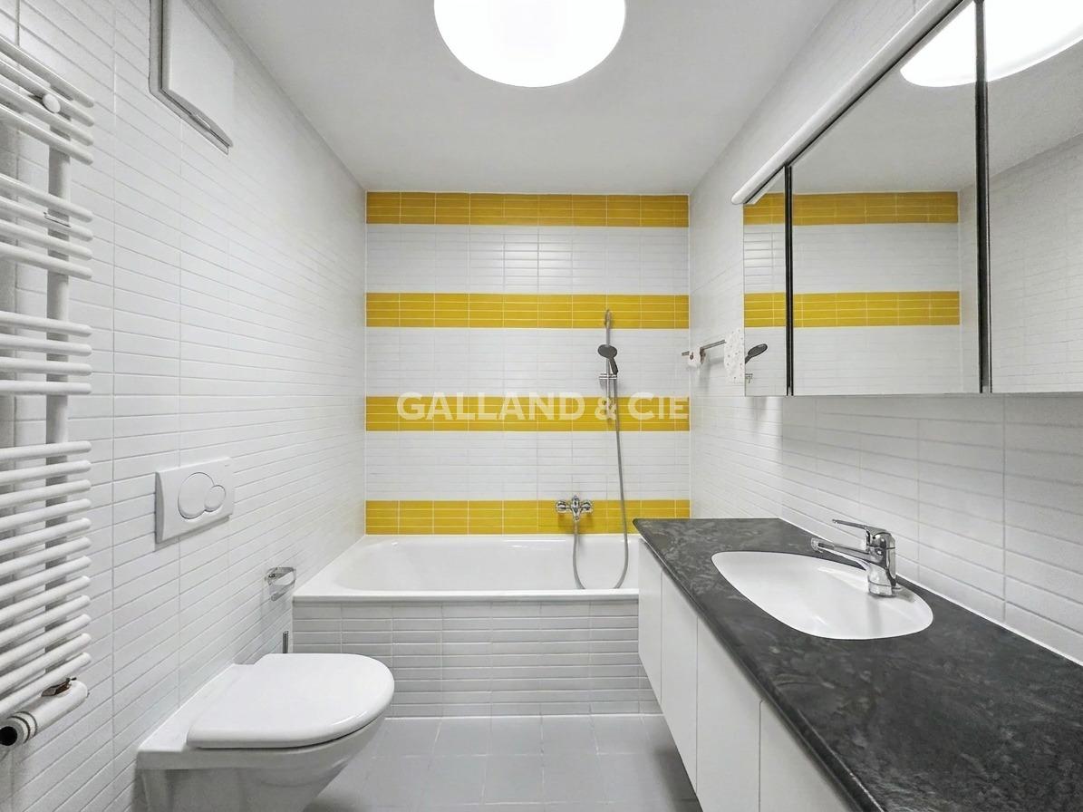 Modernes Badezimmer mit Badewanne und Waschtisch