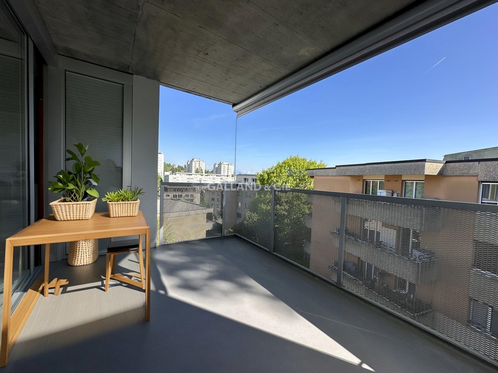 Balkon mit modernem Ausblick