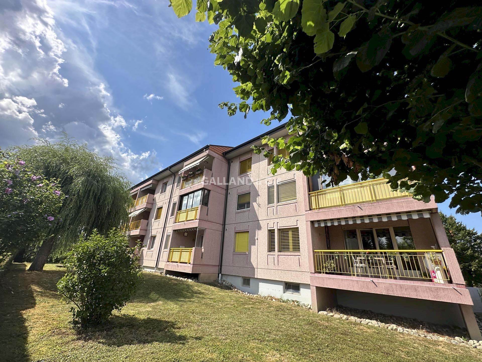 Mehrfamilienhaus mit Balkonen und Garten