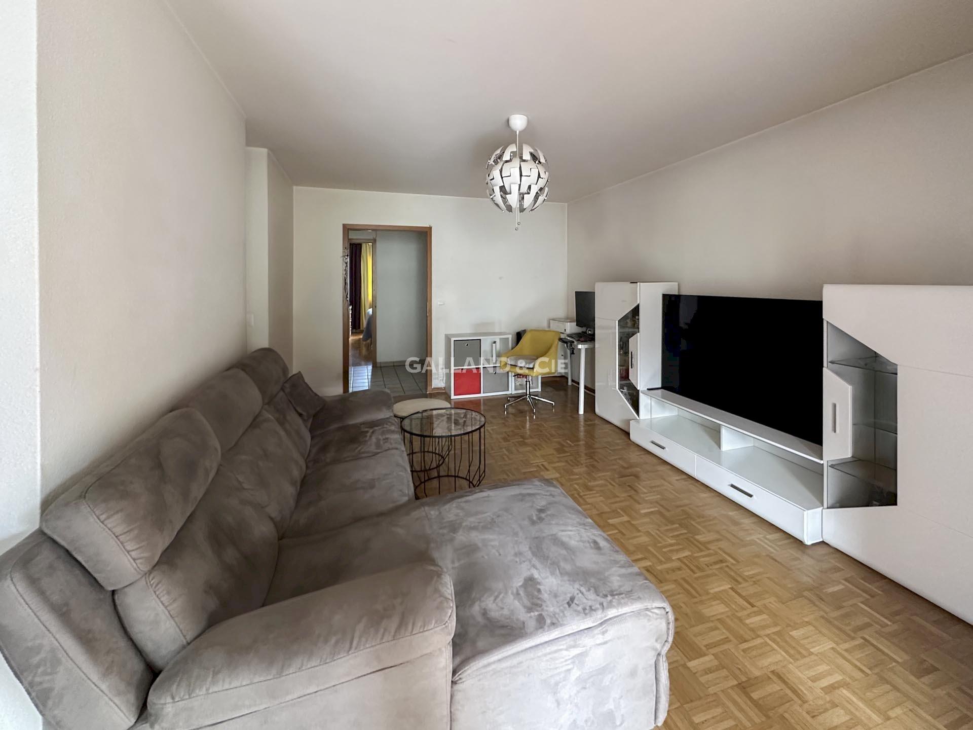 Wohnzimmer mit Sofa und TV-Wand