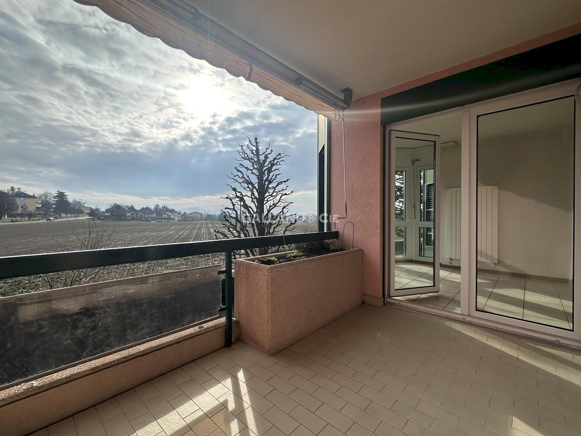 Überdachter Balkon mit Fernblick