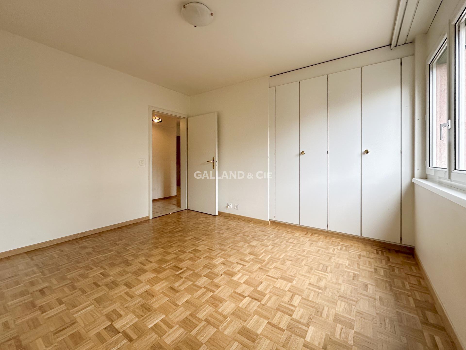 Leeres Schlafzimmer mit Einbauschrank