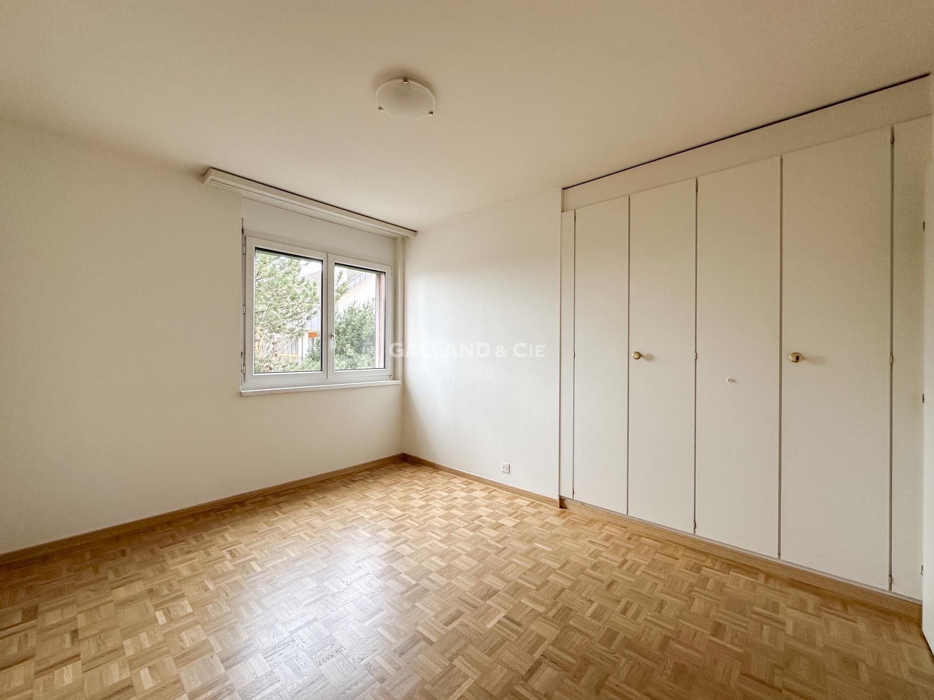 Leeres Schlafzimmer mit Einbauschrank