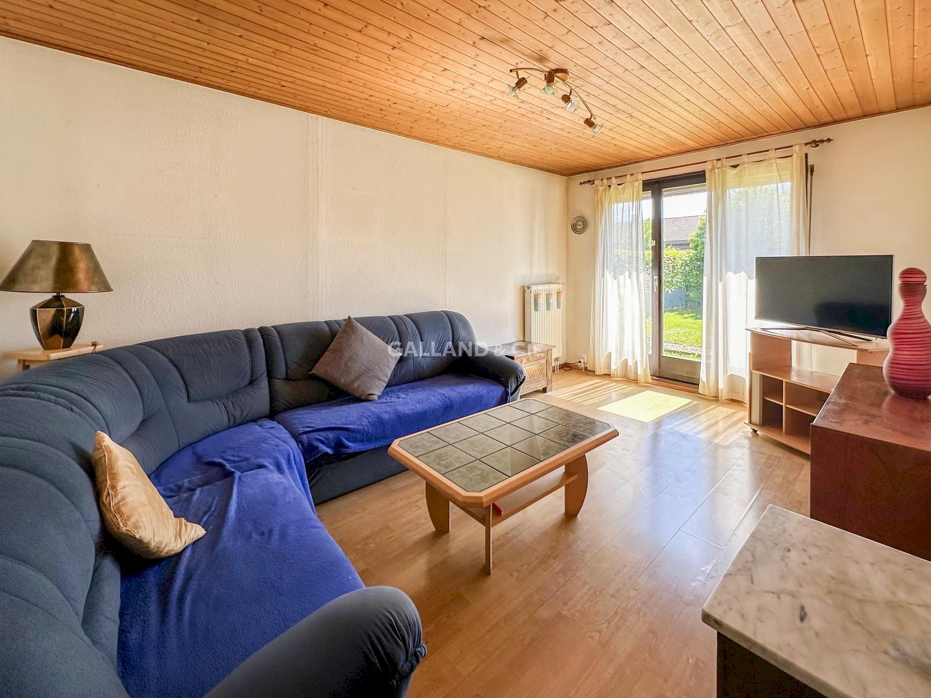 Wohnzimmer mit Balkonzugang