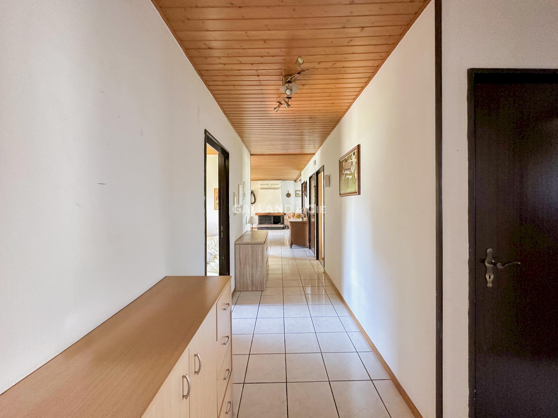Flur mit Holzdecke und Fliesenboden