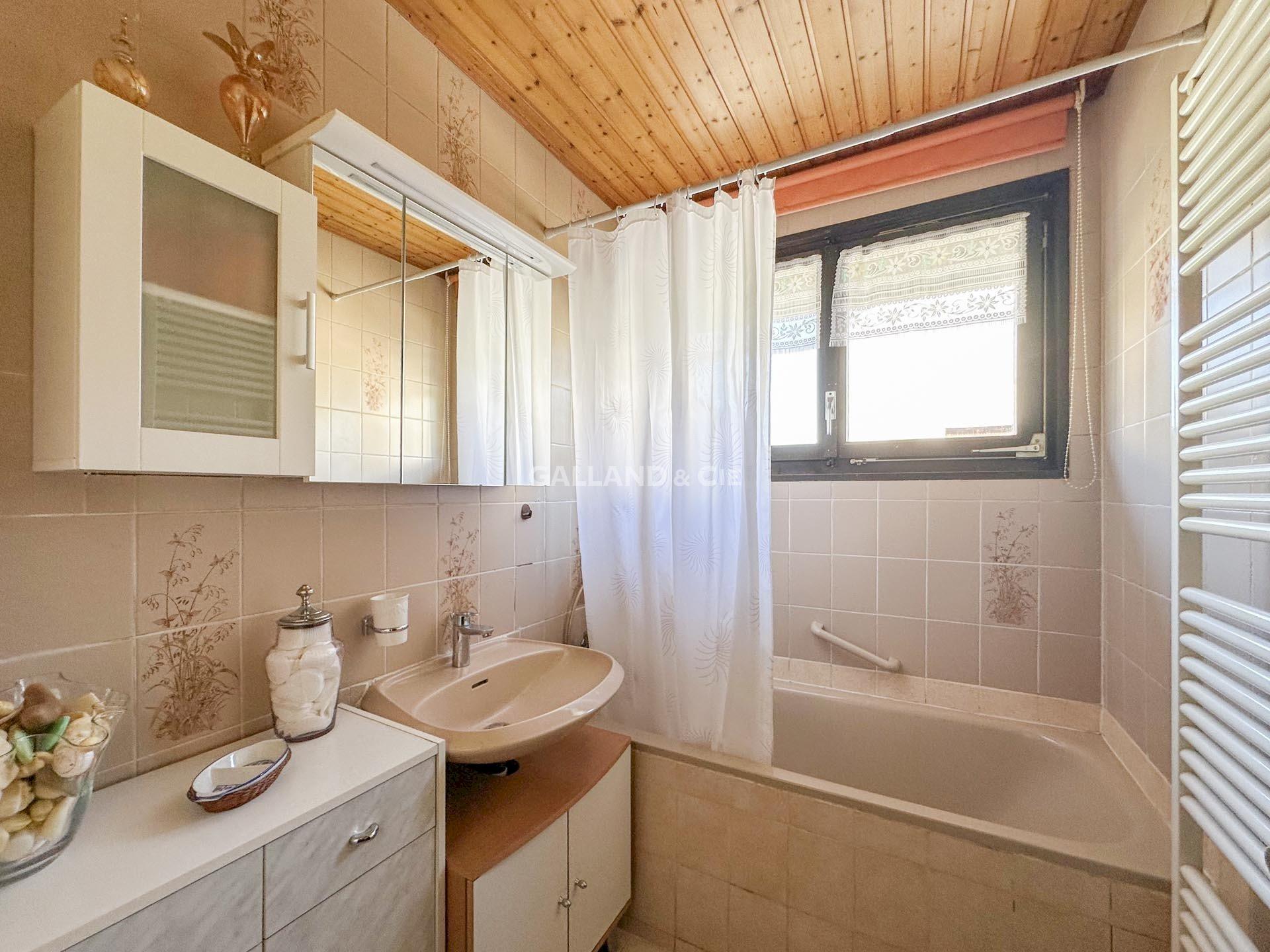 Badezimmer mit Badewanne und Dachfenster