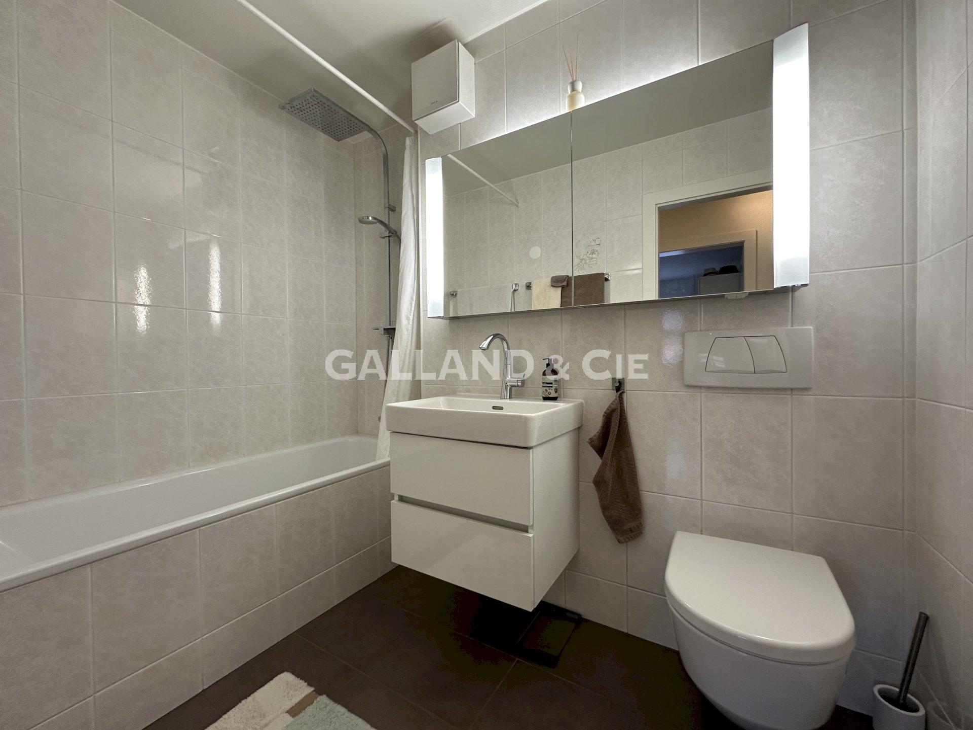 Modernes Badezimmer mit Wanne, Dusche, Waschtisch und WC