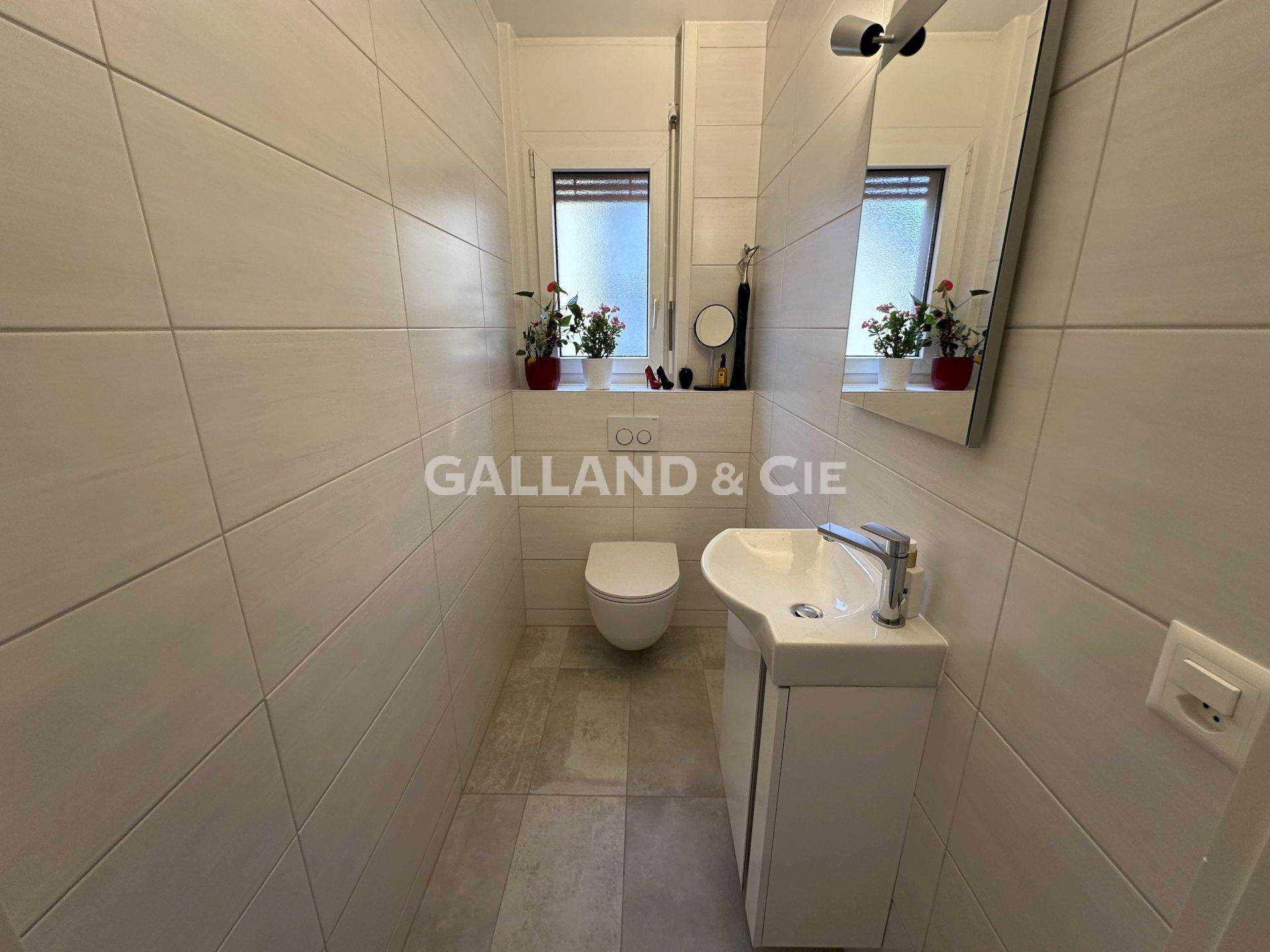 Kleines Gäste-WC mit Wandtoilette und Handwaschbecken