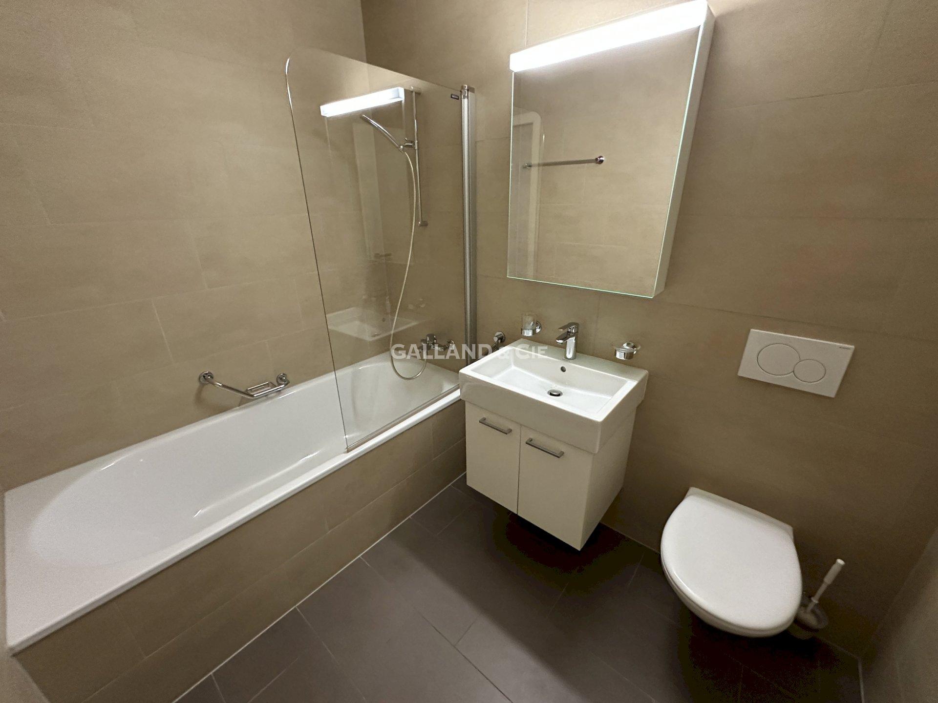 Modernes Badezimmer mit Badewanne, Waschtisch und WC