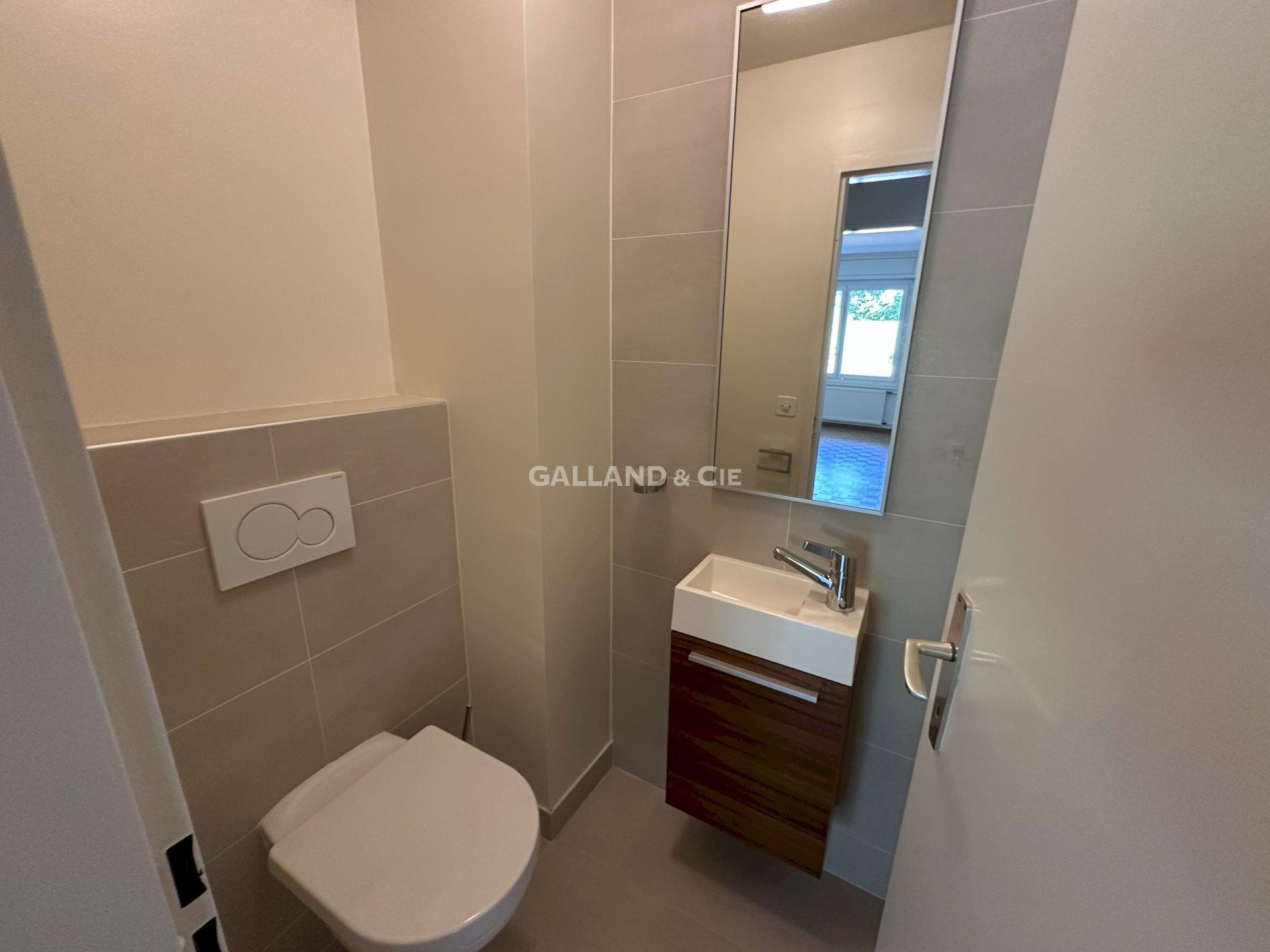 Gäste-WC mit Wand-WC und kleinem Handwaschbecken