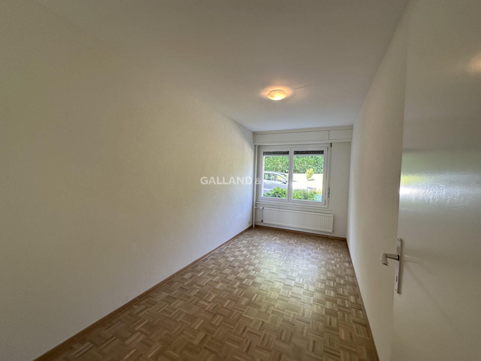 Schmaler leerer Raum mit Fenster