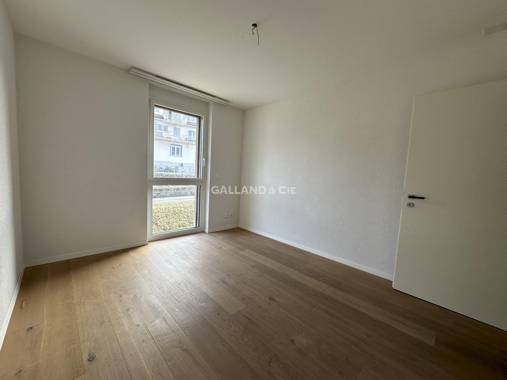Leeres Zimmer mit Holzparkett und Fenster