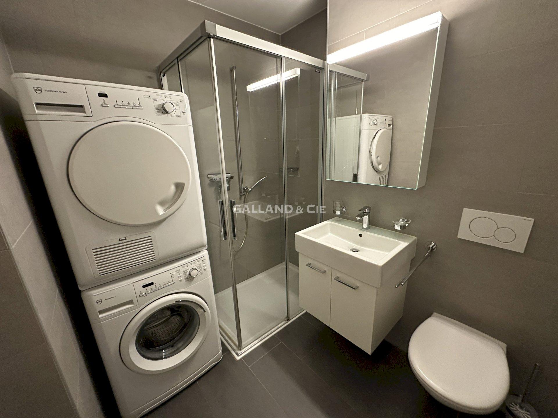 Modernes Bad mit Waschturm und Dusche