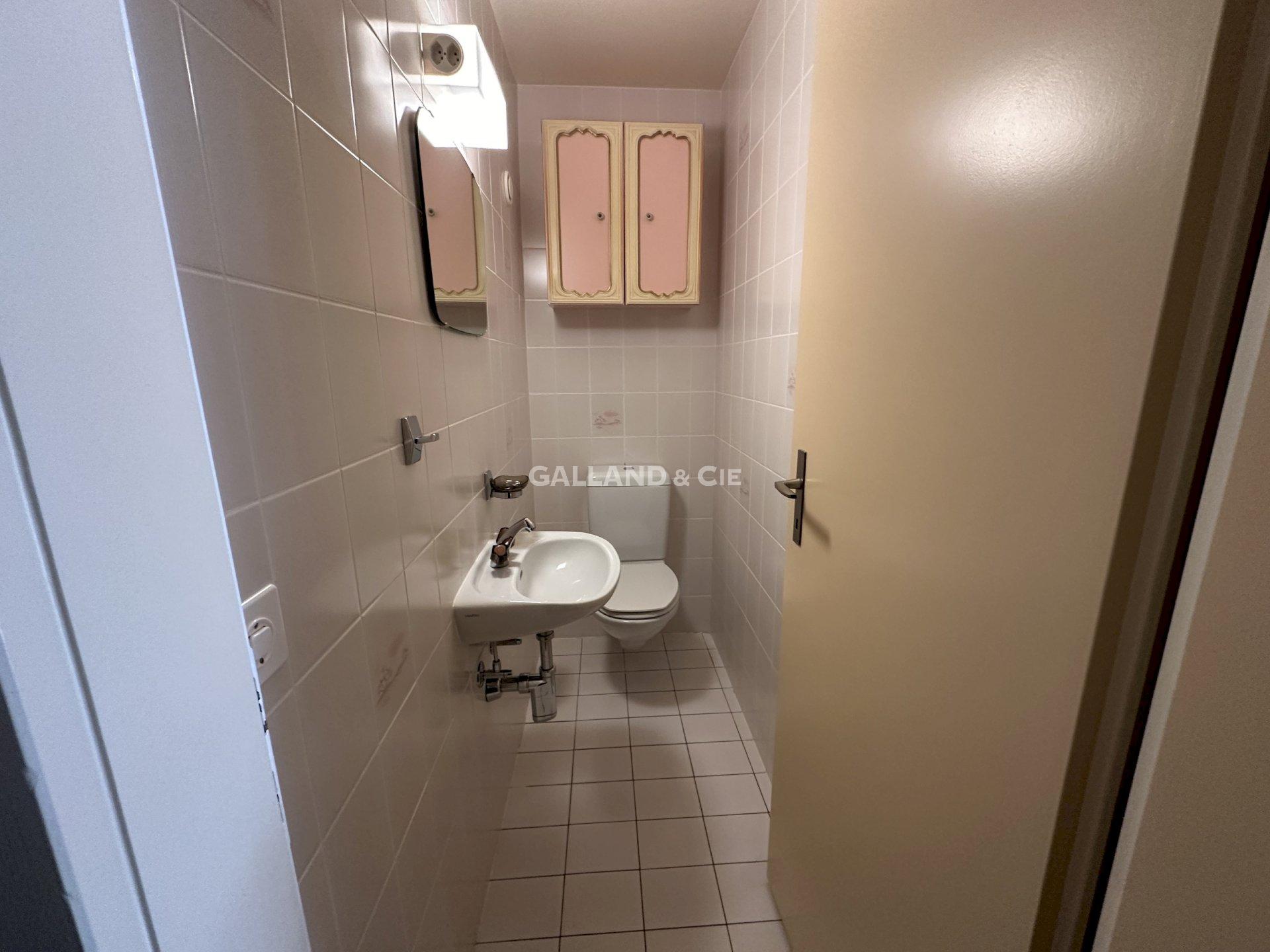 Kleines Gäste-WC mit Wand-WC und Waschbecken