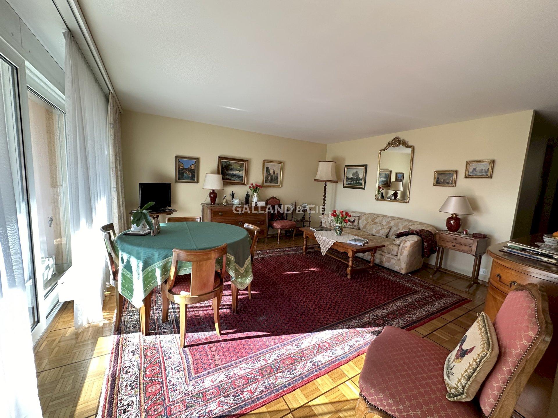 Wohnzimmer mit Essbereich und Balkonzugang