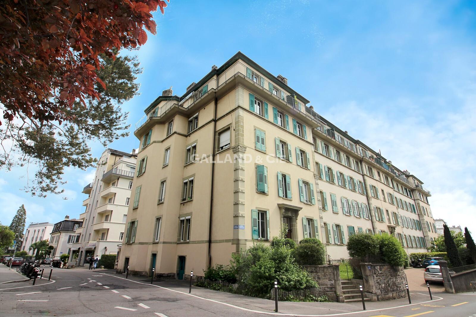 Beige Altbau-Wohnhaus mit grünen Fensterläden