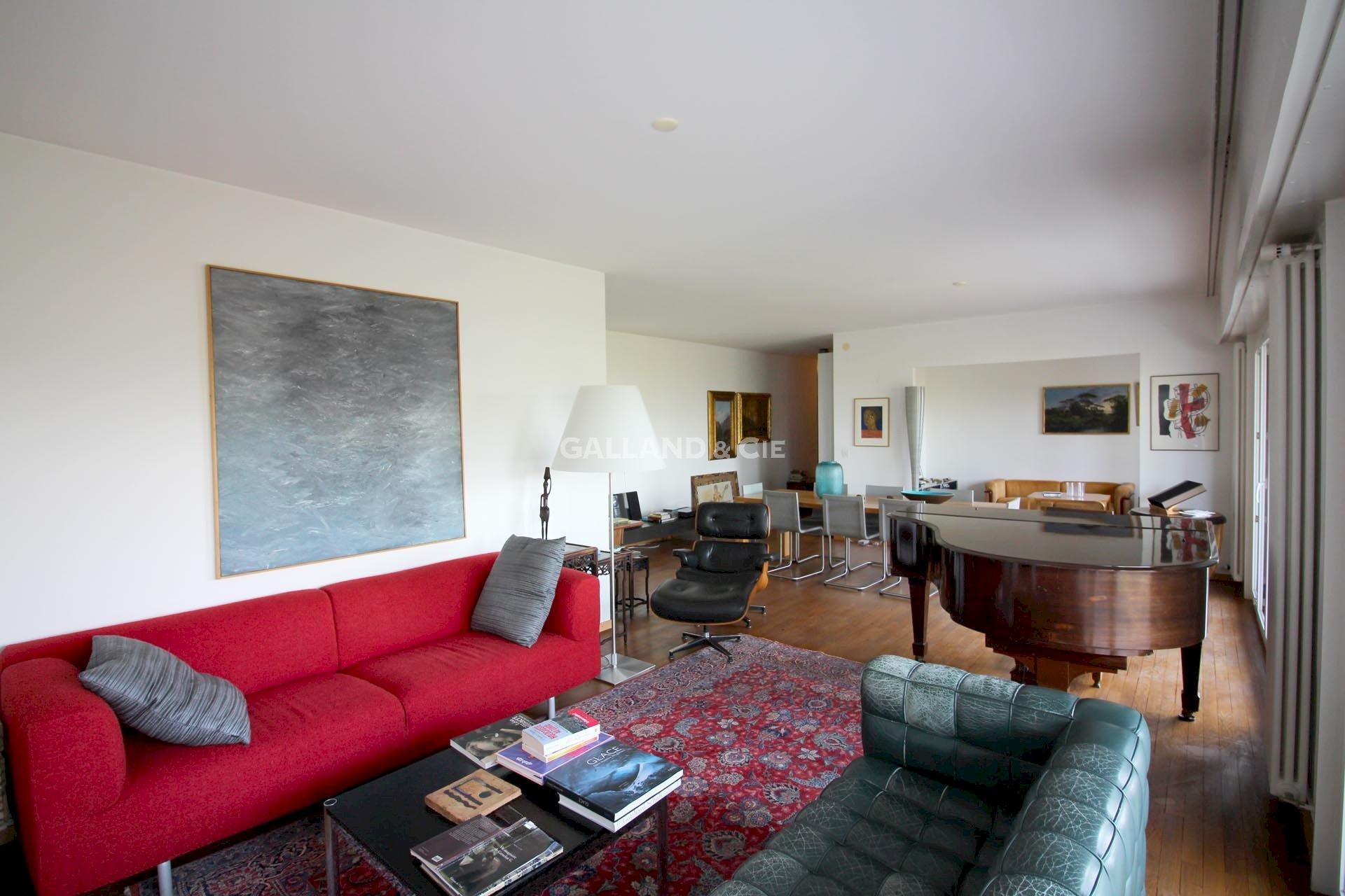 Großzügiges Wohn- und Esszimmer mit Klavier