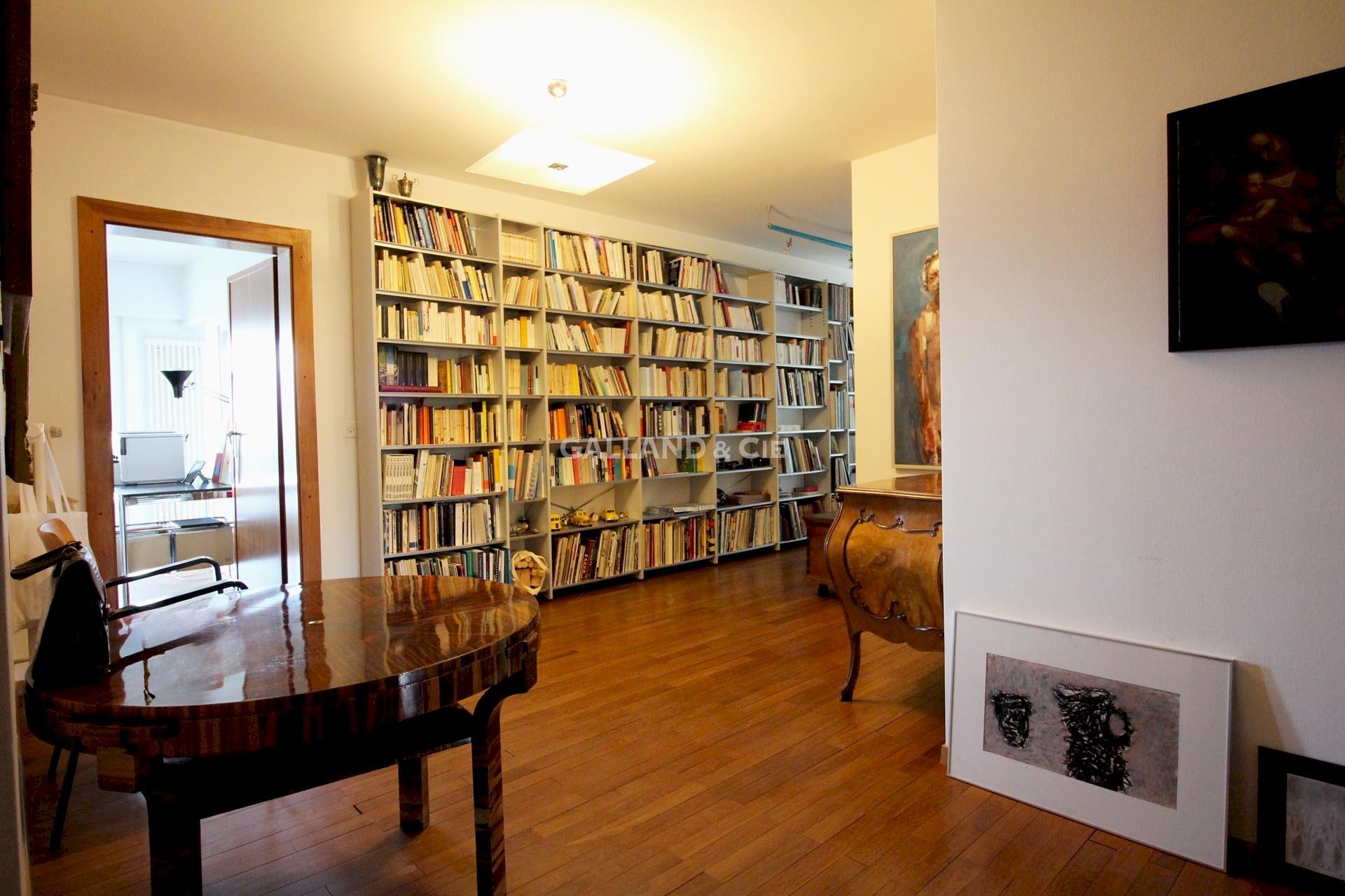 Heller Arbeits- und Bibliotheksraum mit Holzboden