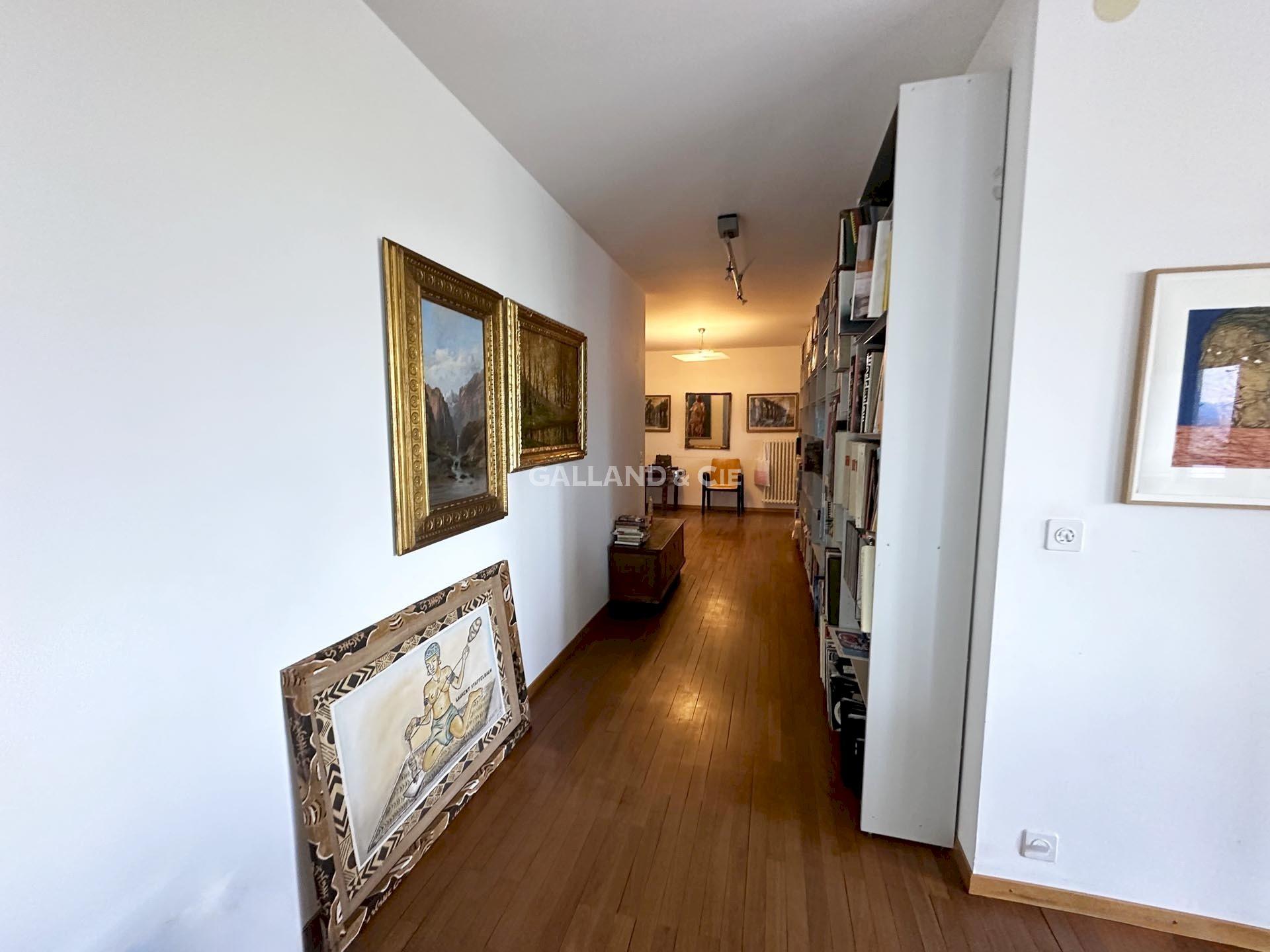 Langer Flur mit Kunst und Bücherregal