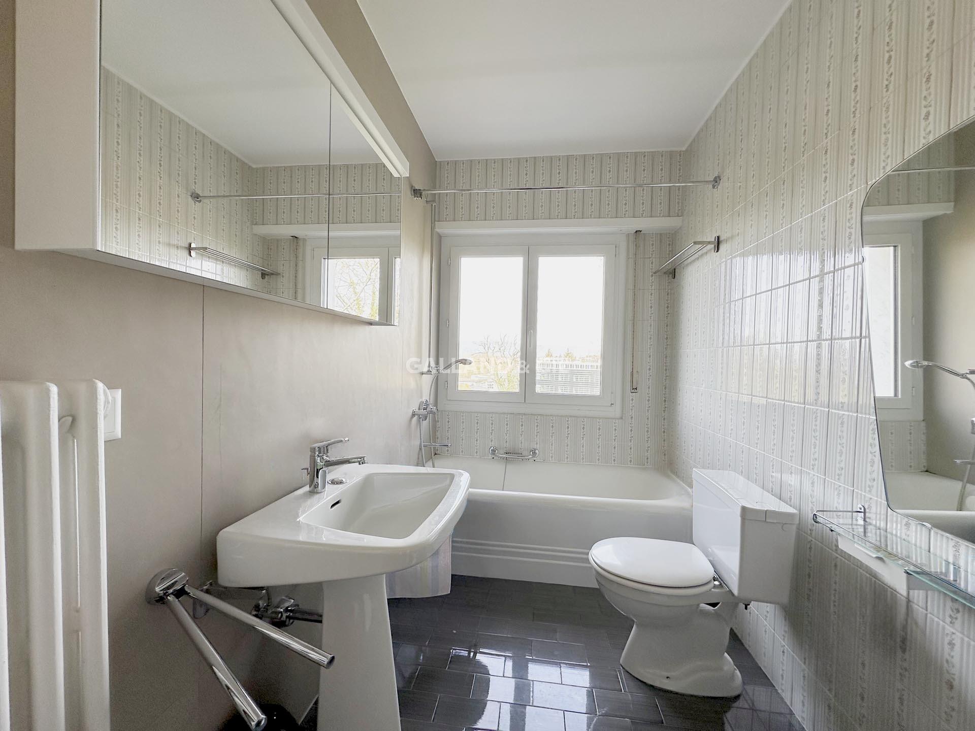 Helles Badezimmer mit Badewanne, Waschbecken und WC