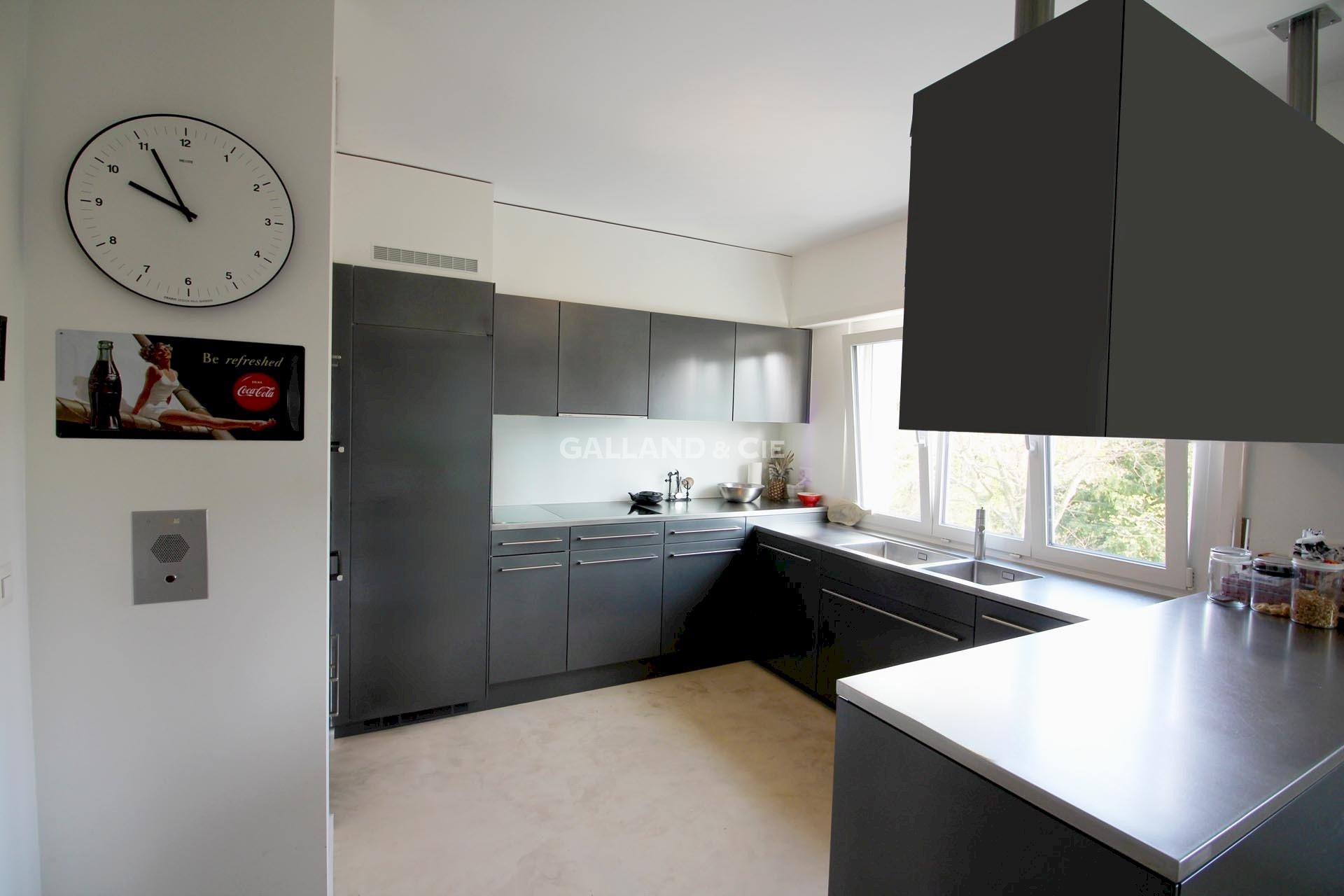 Moderne dunkle Küche mit großem Fenster