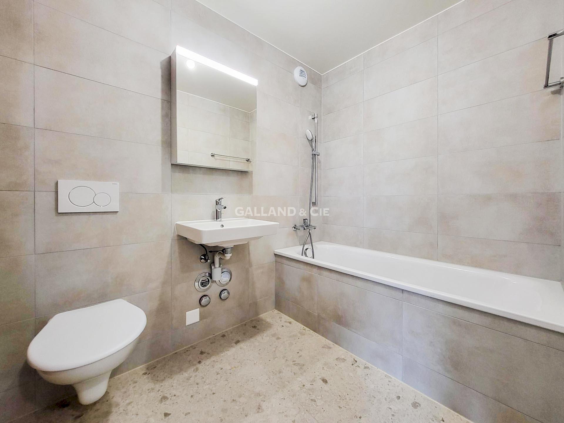 Modernes Badezimmer mit Wanne und WC
