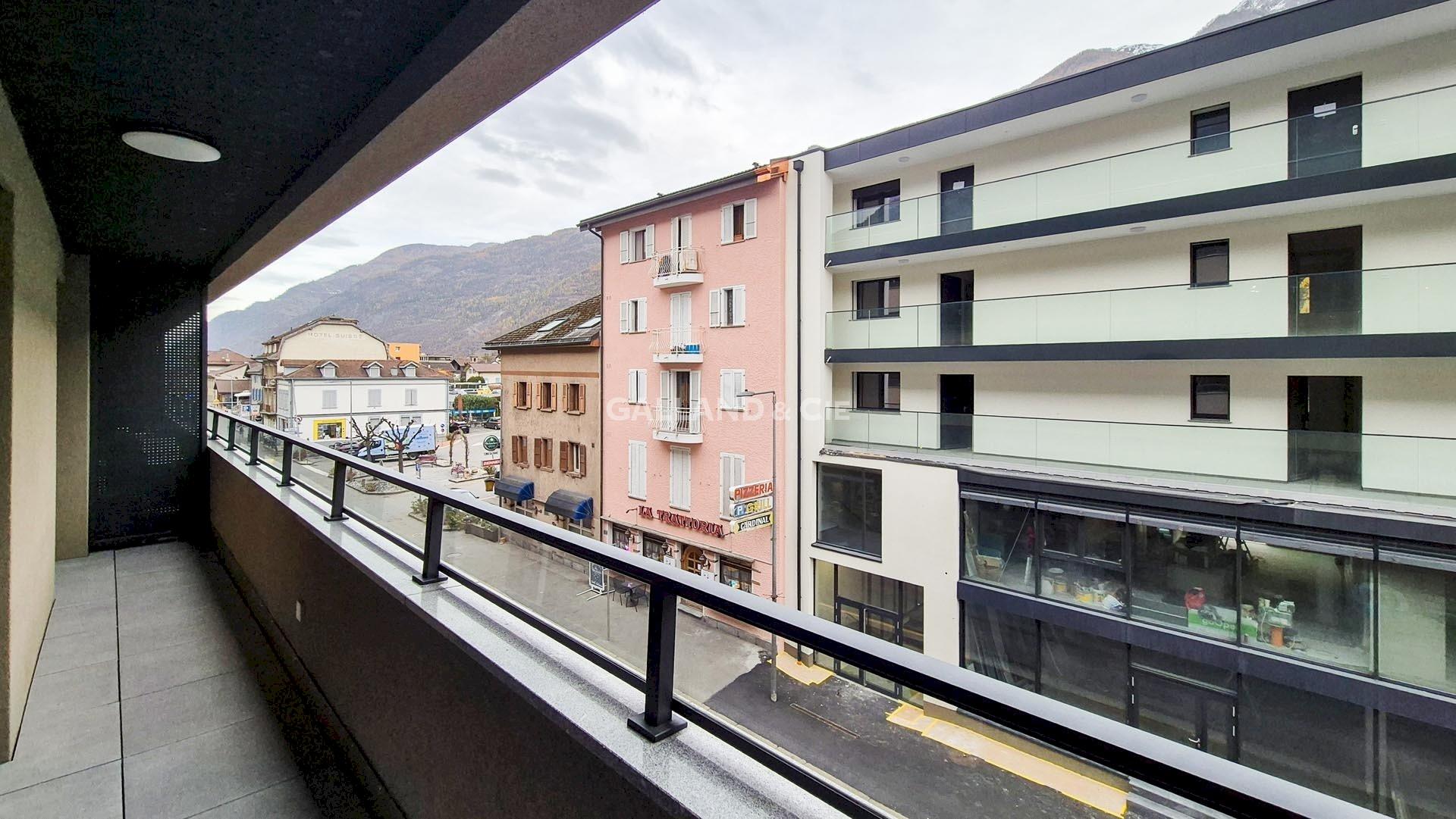 Balkon mit Stadt- und Bergblick