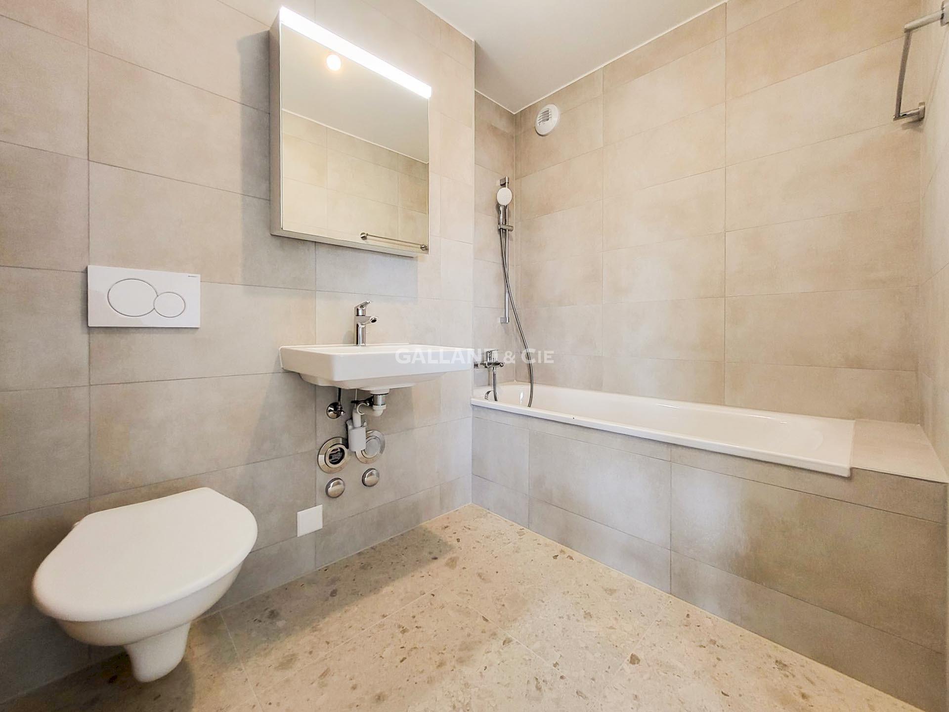 Modernes Badezimmer mit Badewanne und Wand-WC