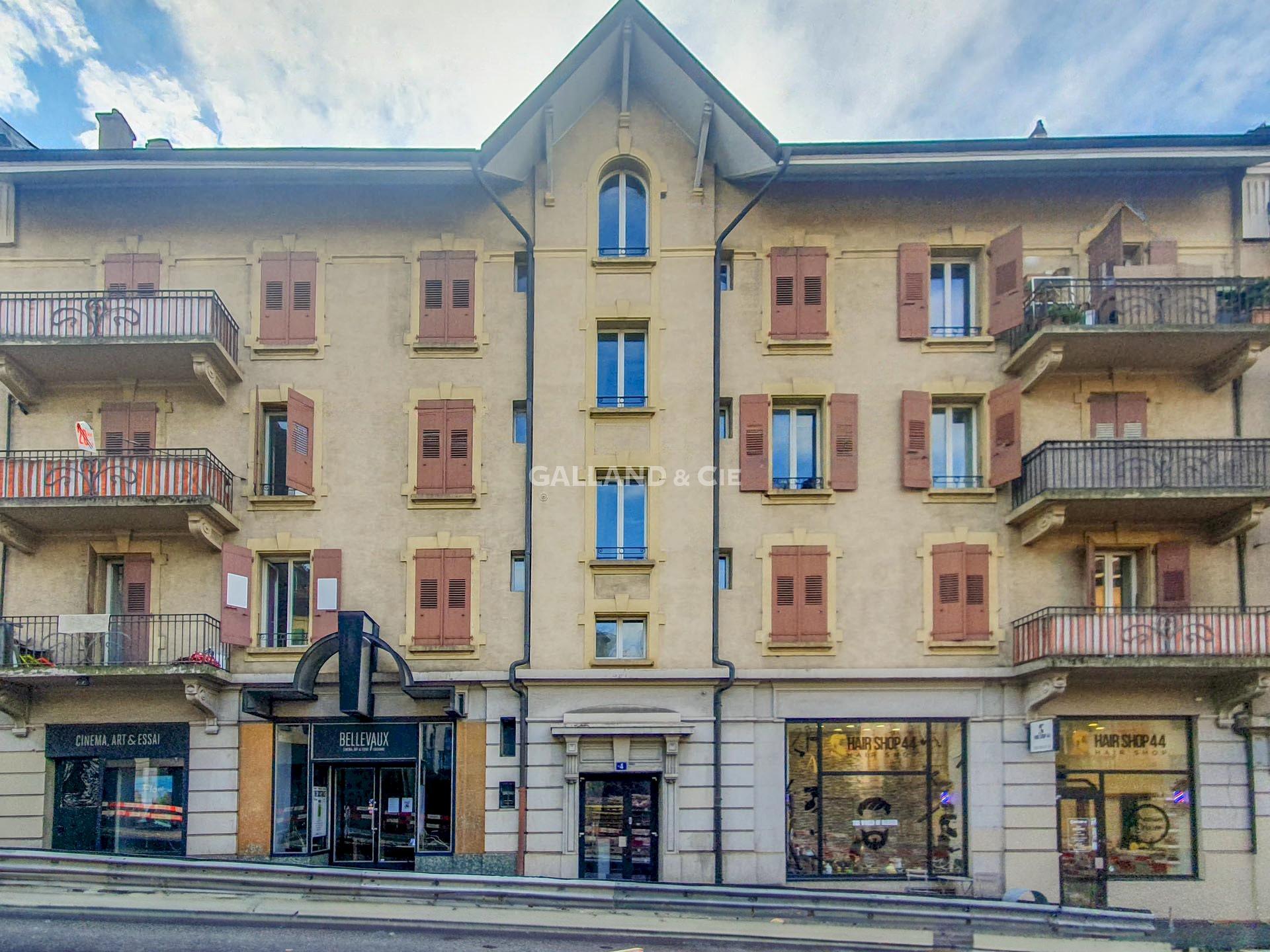 Mehrfamilienhaus mit Gewerbeeinheiten und Balkonen