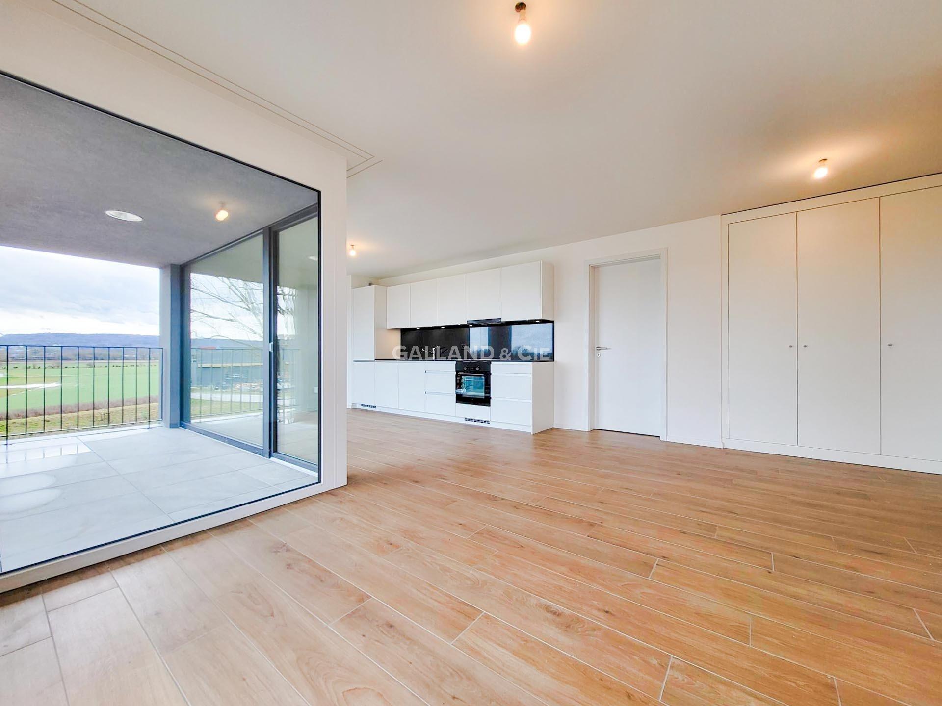 Modernes Wohn-Esszimmer mit Balkonblick