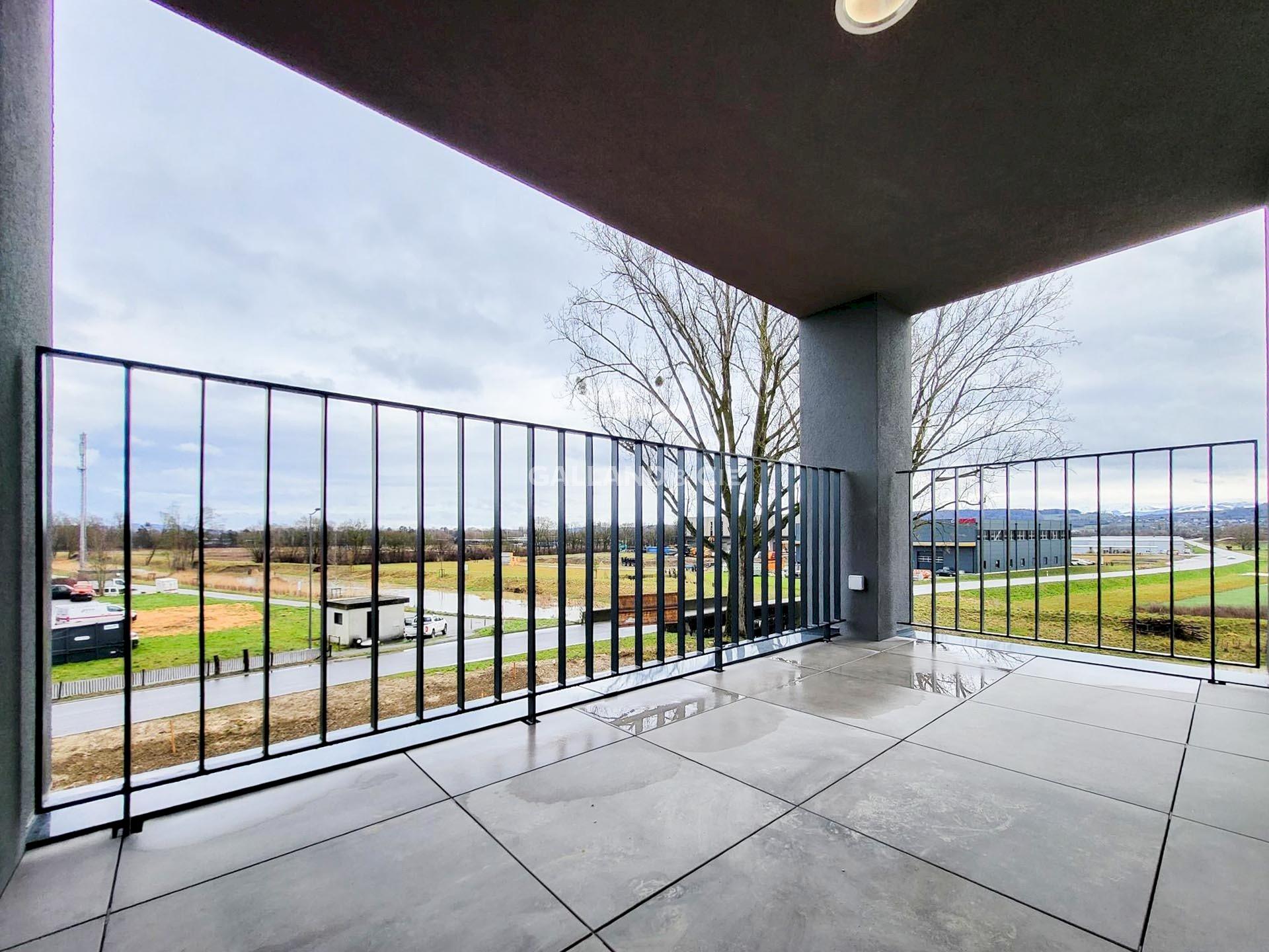 Überdachter Balkon mit Weitblick