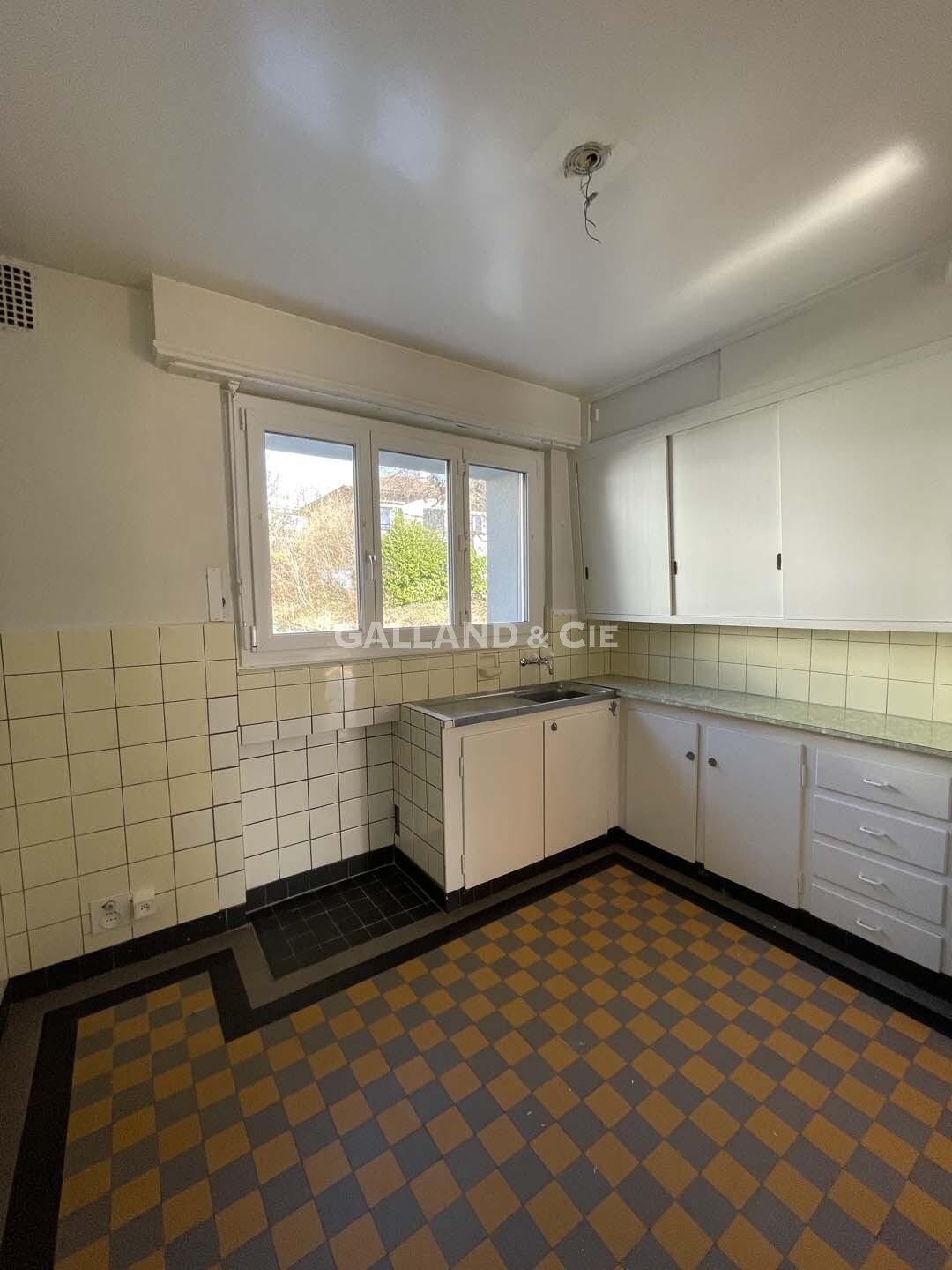 Kleine ältere Küche mit Fenster