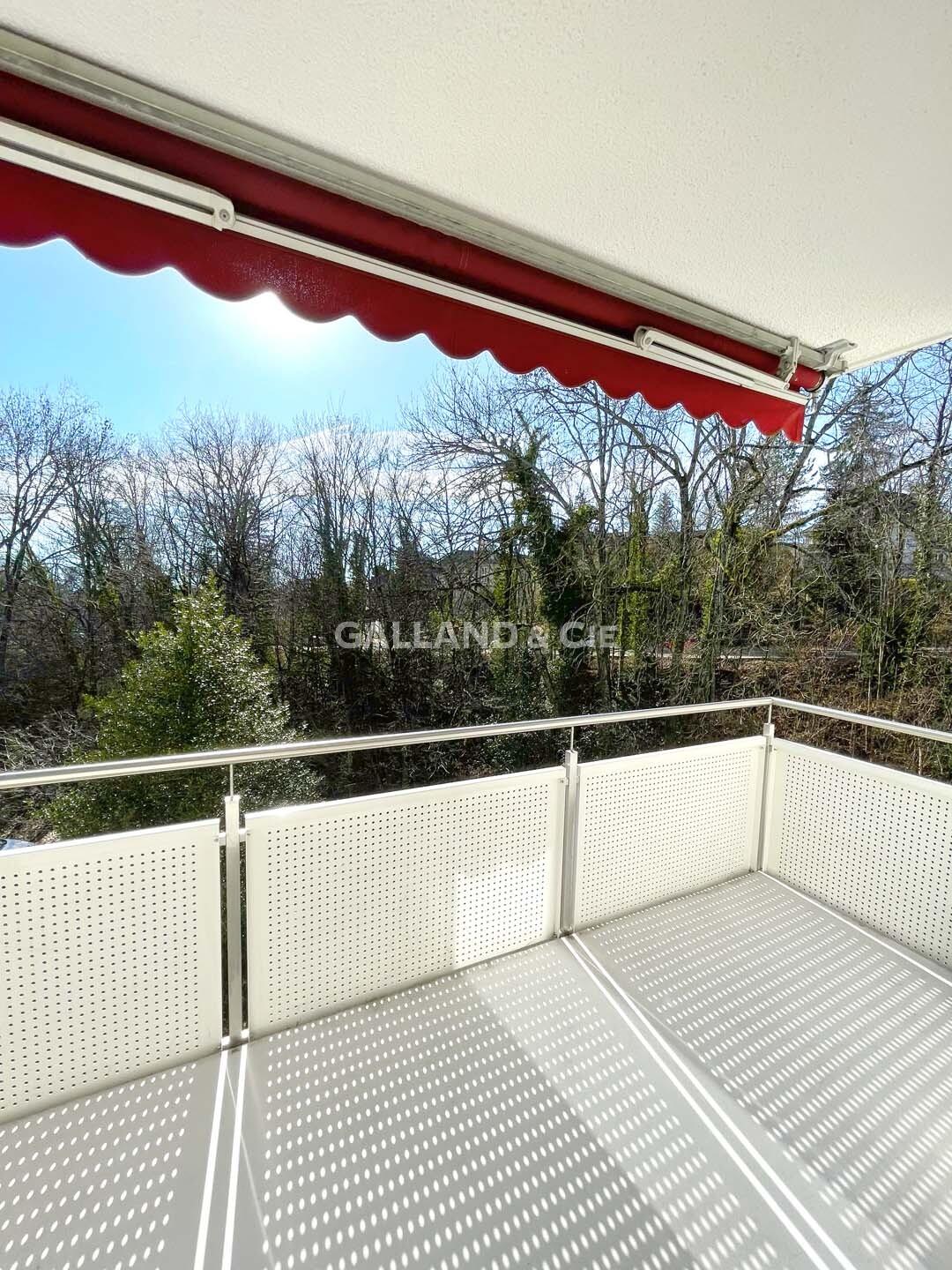 Balkon mit Markise und Blick ins Grüne